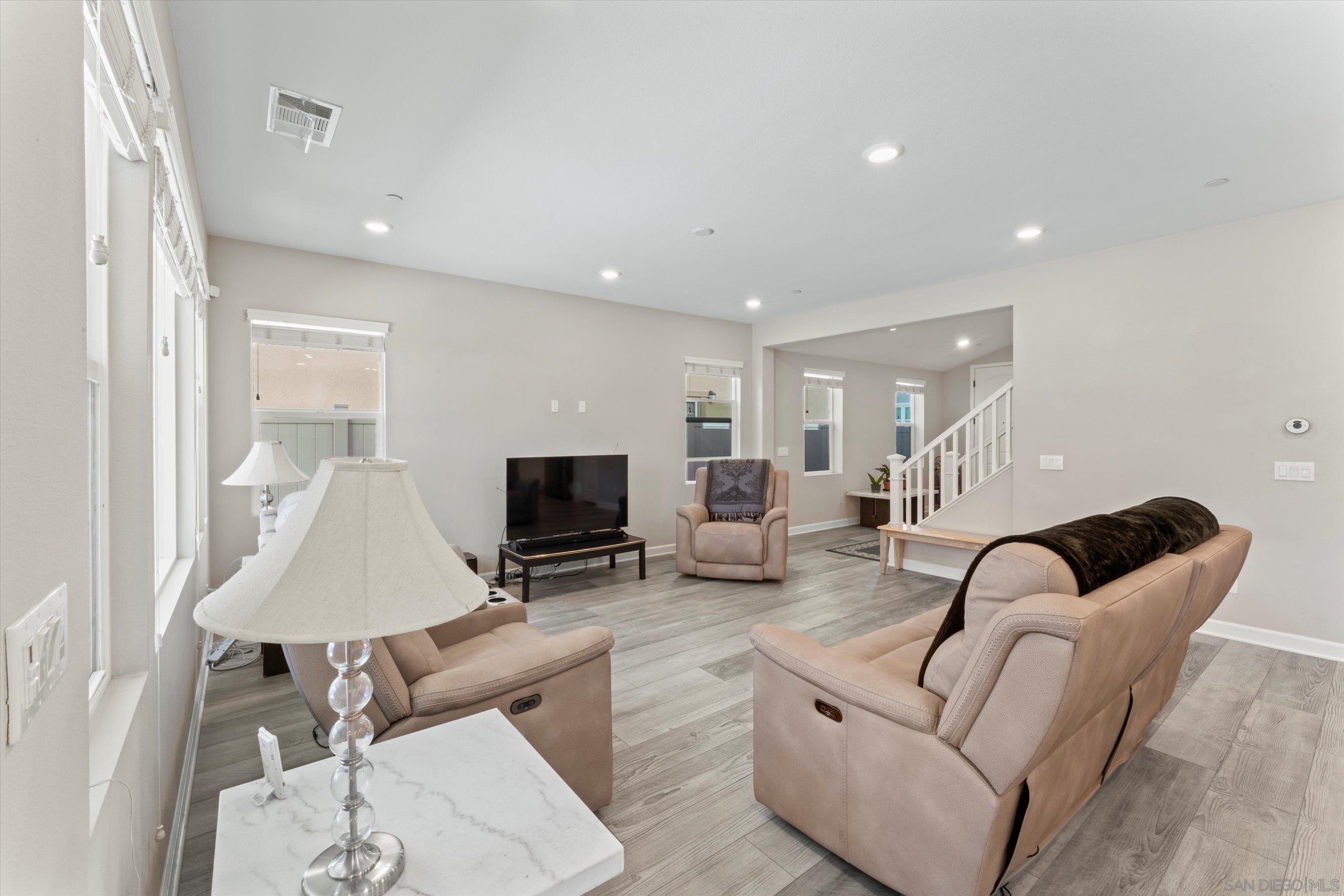 Detail Gallery Image 7 of 35 For 675  Grant Ct, Vista,  CA 92083 - 5 Beds | 4 Baths