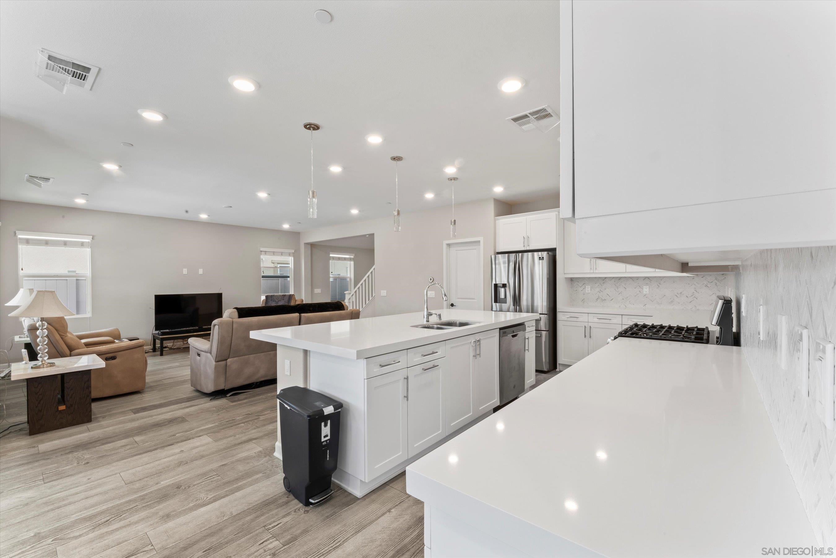 Detail Gallery Image 8 of 39 For 675  Grant Ct, Vista,  CA 92083 - 5 Beds | 4 Baths