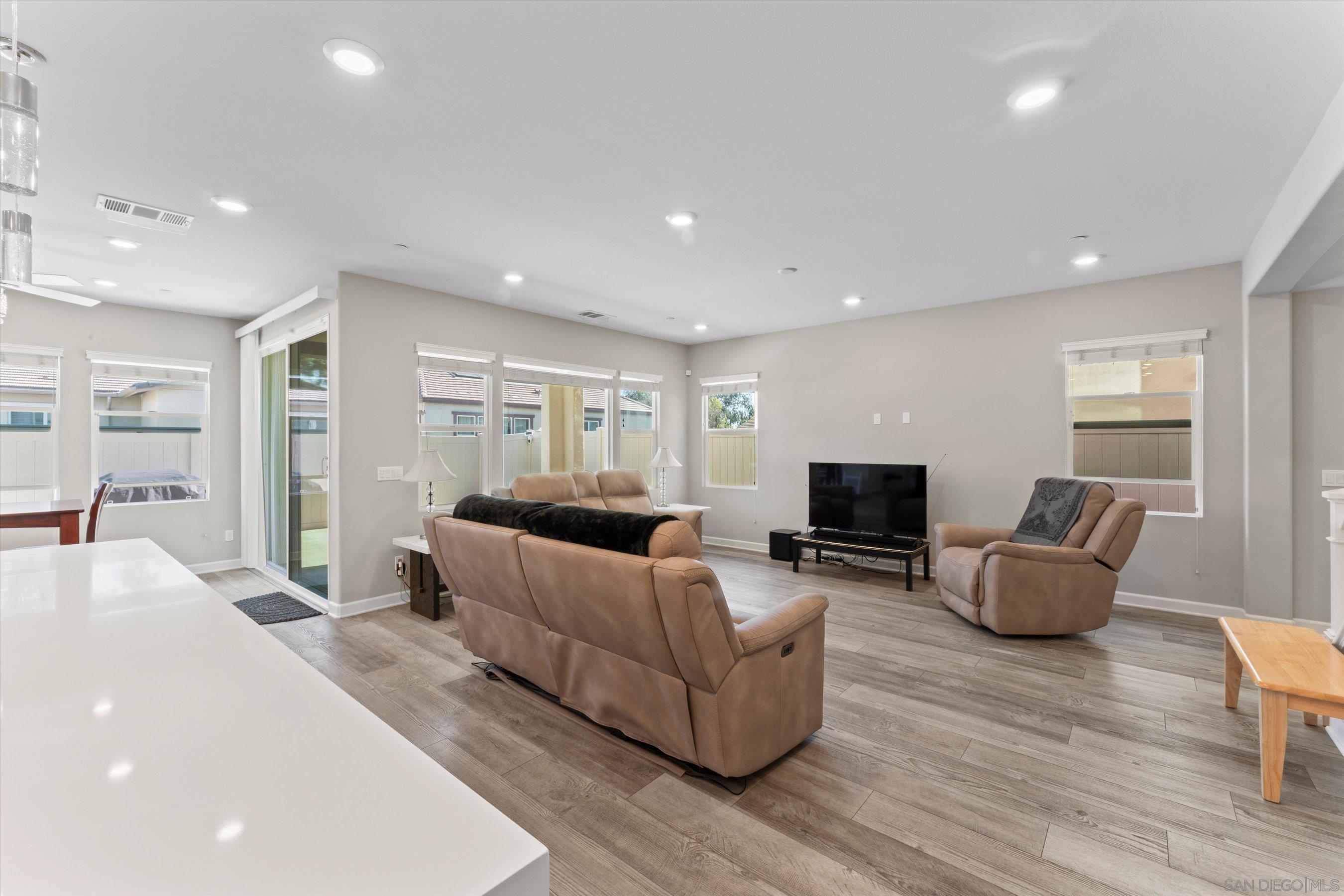 Detail Gallery Image 10 of 39 For 675  Grant Ct, Vista,  CA 92083 - 5 Beds | 4 Baths