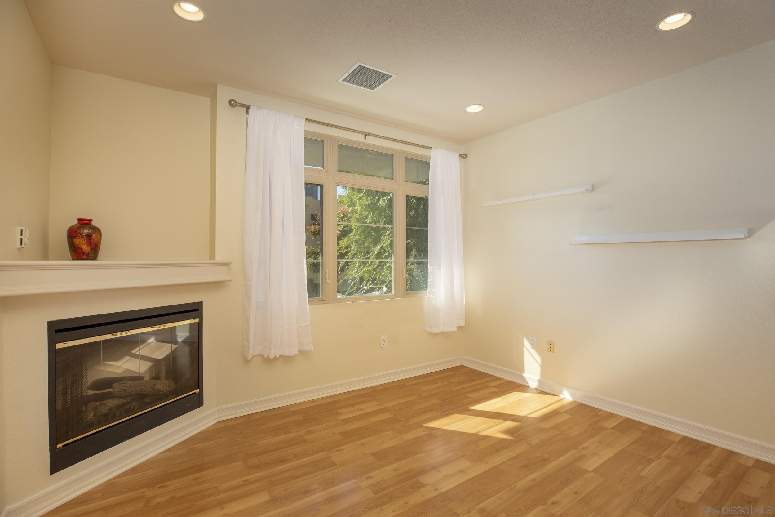 Detail Gallery Image 3 of 32 For 1400  Broadway  1206, San Diego,  CA 92101 - 3 Beds | 2 Baths