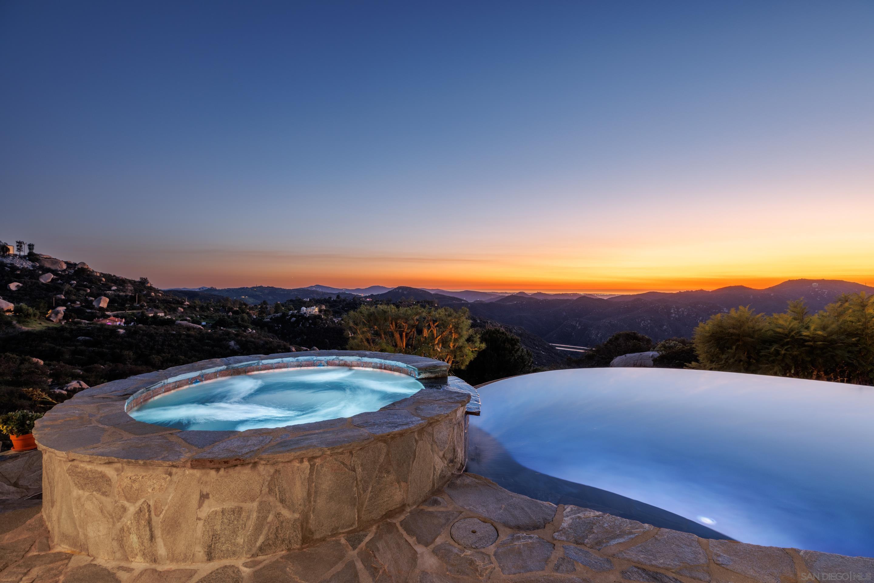 Detail Gallery Image 2 of 50 For 29166  Meadow Glen Way West, Escondido,  CA 92026 - 5 Beds | 3/1 Baths