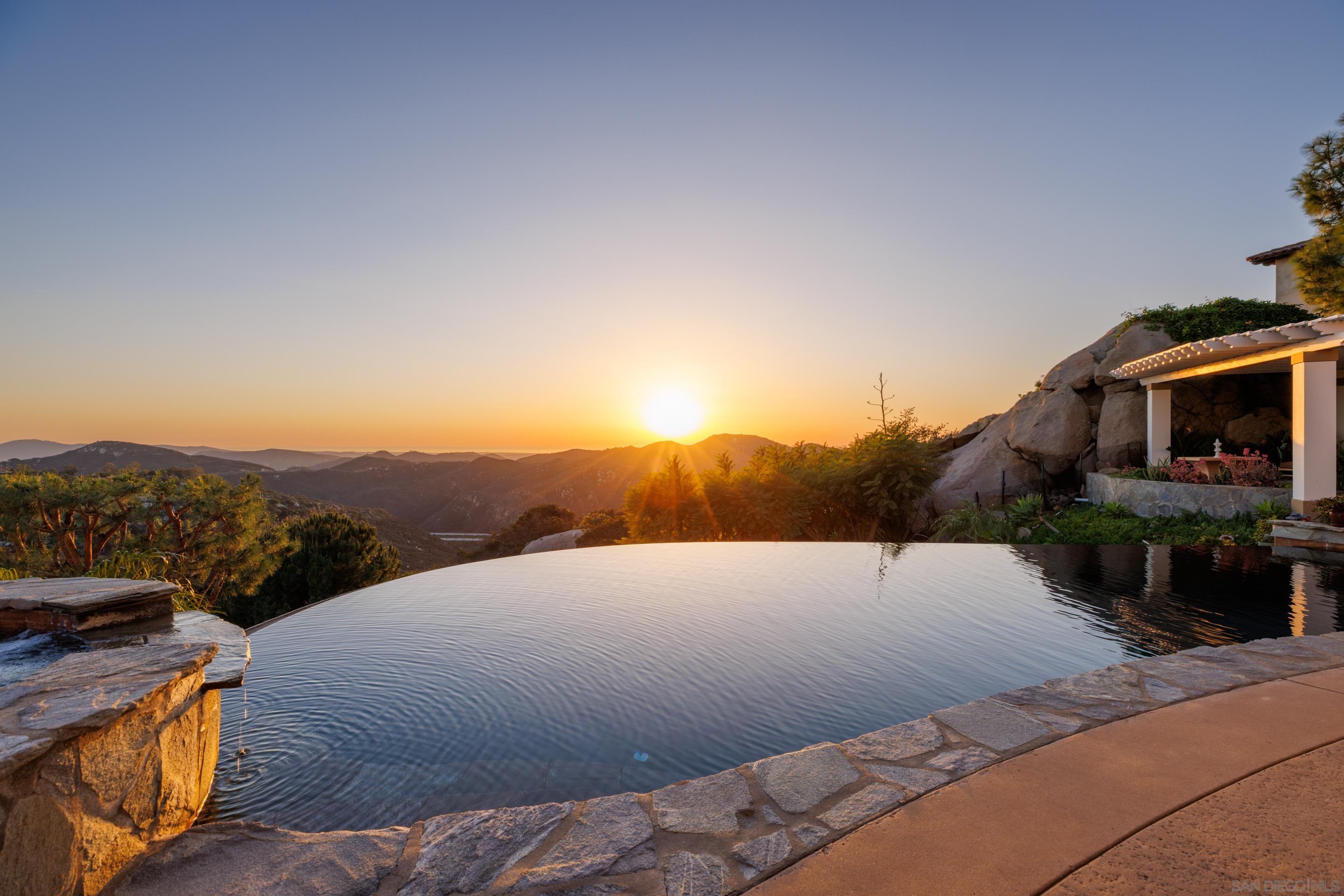 Detail Gallery Image 3 of 50 For 29166  Meadow Glen Way West, Escondido,  CA 92026 - 5 Beds | 3/1 Baths