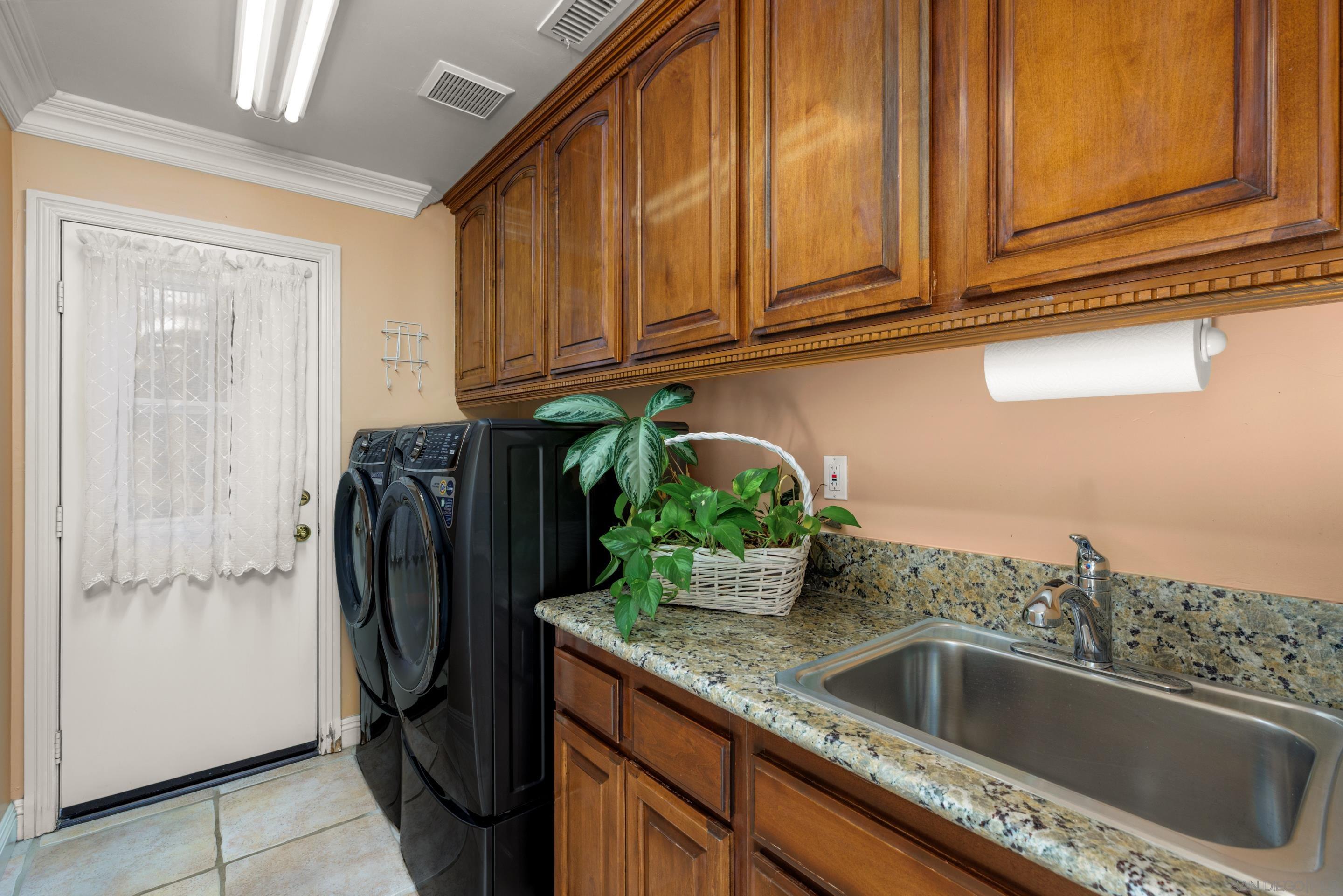 Detail Gallery Image 31 of 50 For 29166  Meadow Glen Way West, Escondido,  CA 92026 - 5 Beds | 3/1 Baths