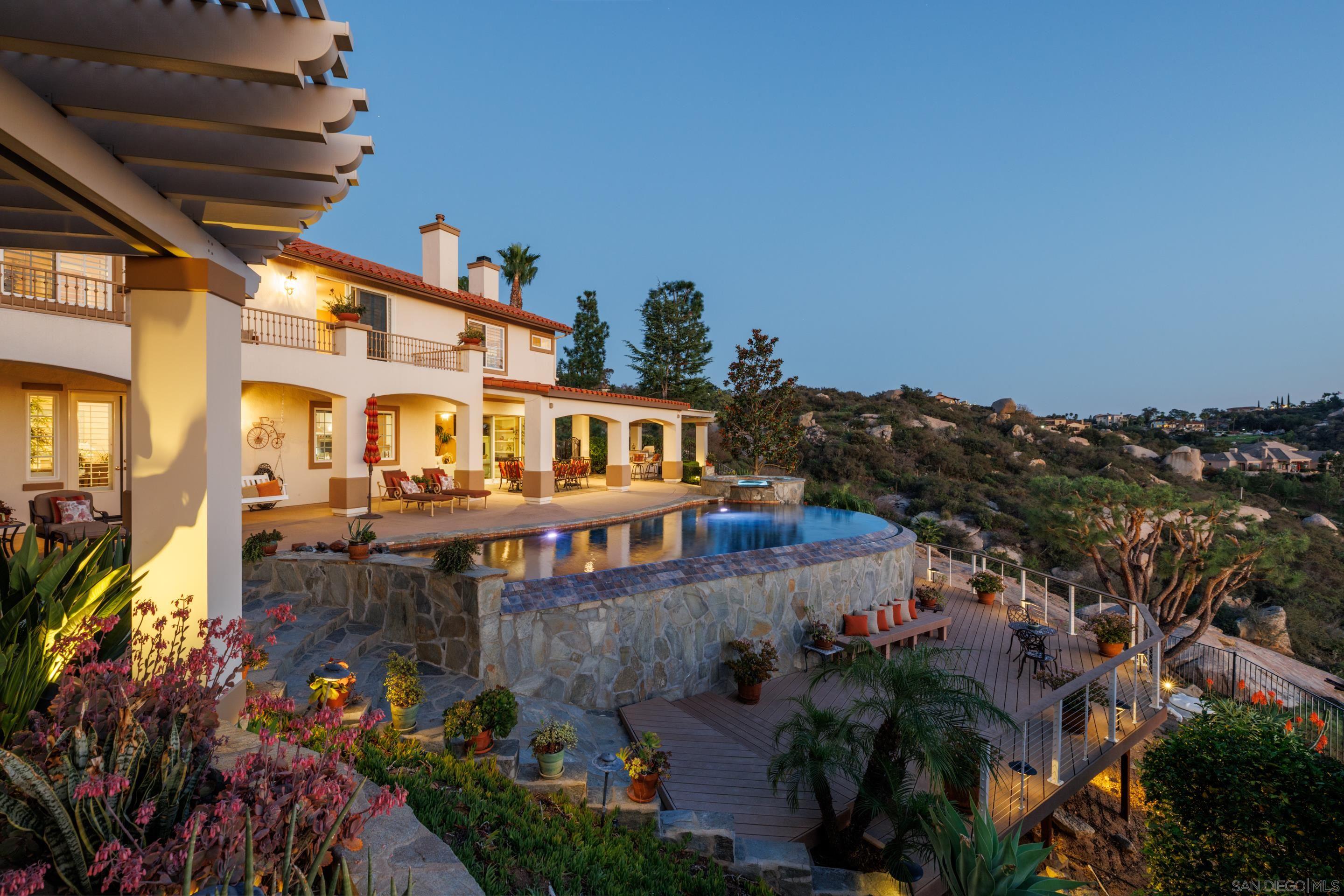 Detail Gallery Image 7 of 50 For 29166  Meadow Glen Way West, Escondido,  CA 92026 - 5 Beds | 3/1 Baths