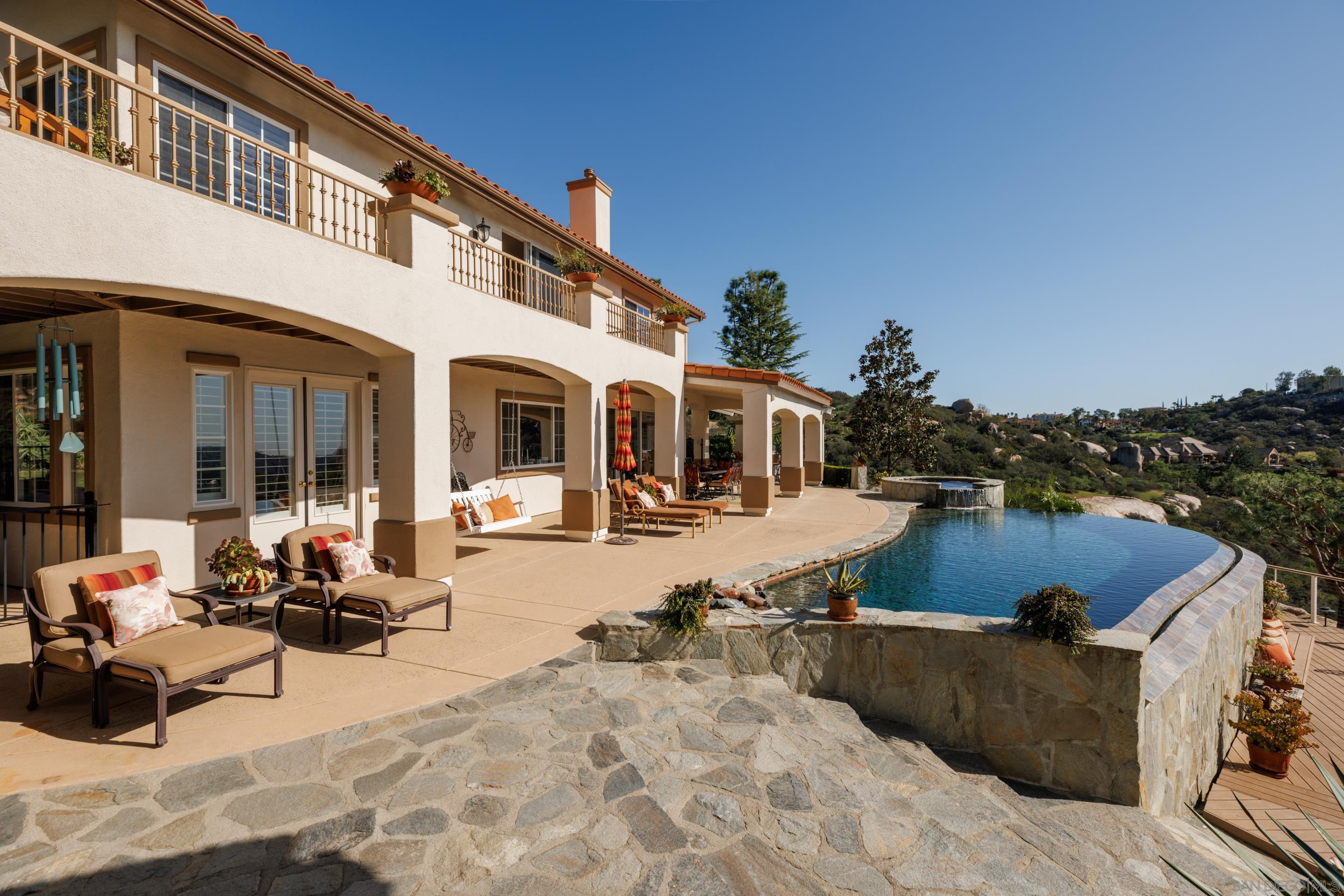 Detail Gallery Image 10 of 50 For 29166  Meadow Glen Way West, Escondido,  CA 92026 - 5 Beds | 3/1 Baths