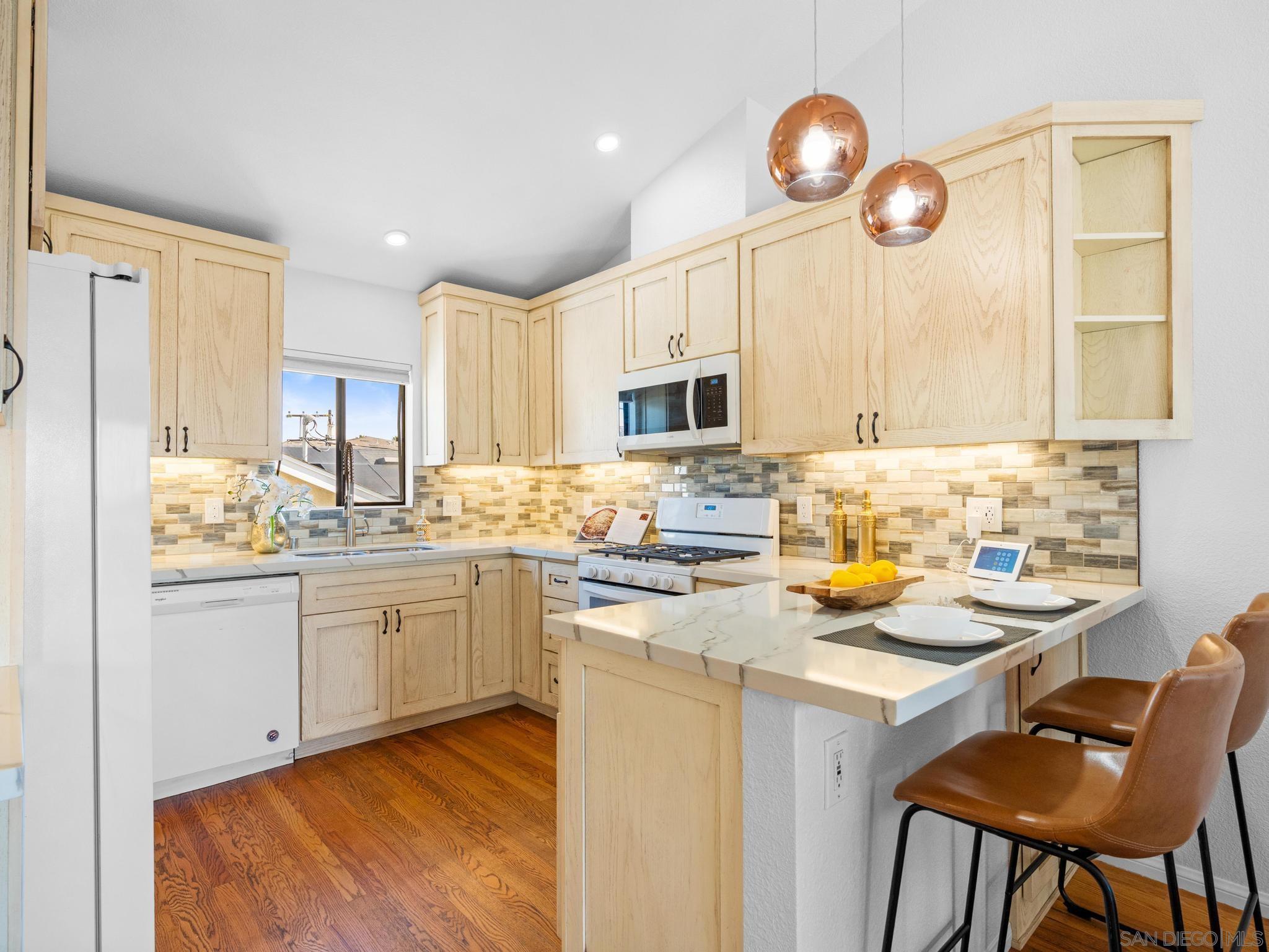 Detail Gallery Image 2 of 51 For 863  Agate St  #4,  San Diego,  CA 92109 - 3 Beds | 3 Baths