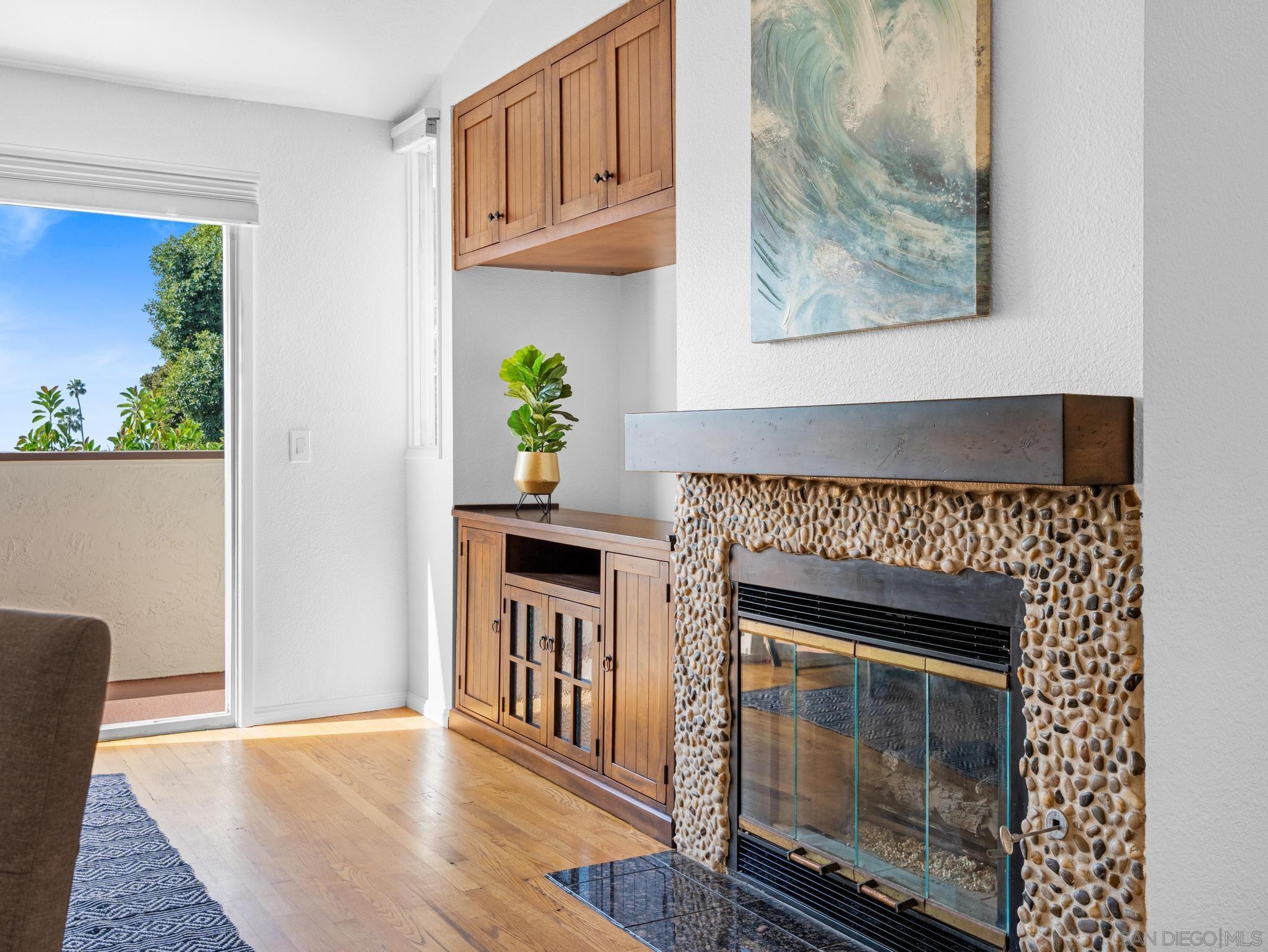 Detail Gallery Image 3 of 51 For 863  Agate St  #4,  San Diego,  CA 92109 - 3 Beds | 3 Baths