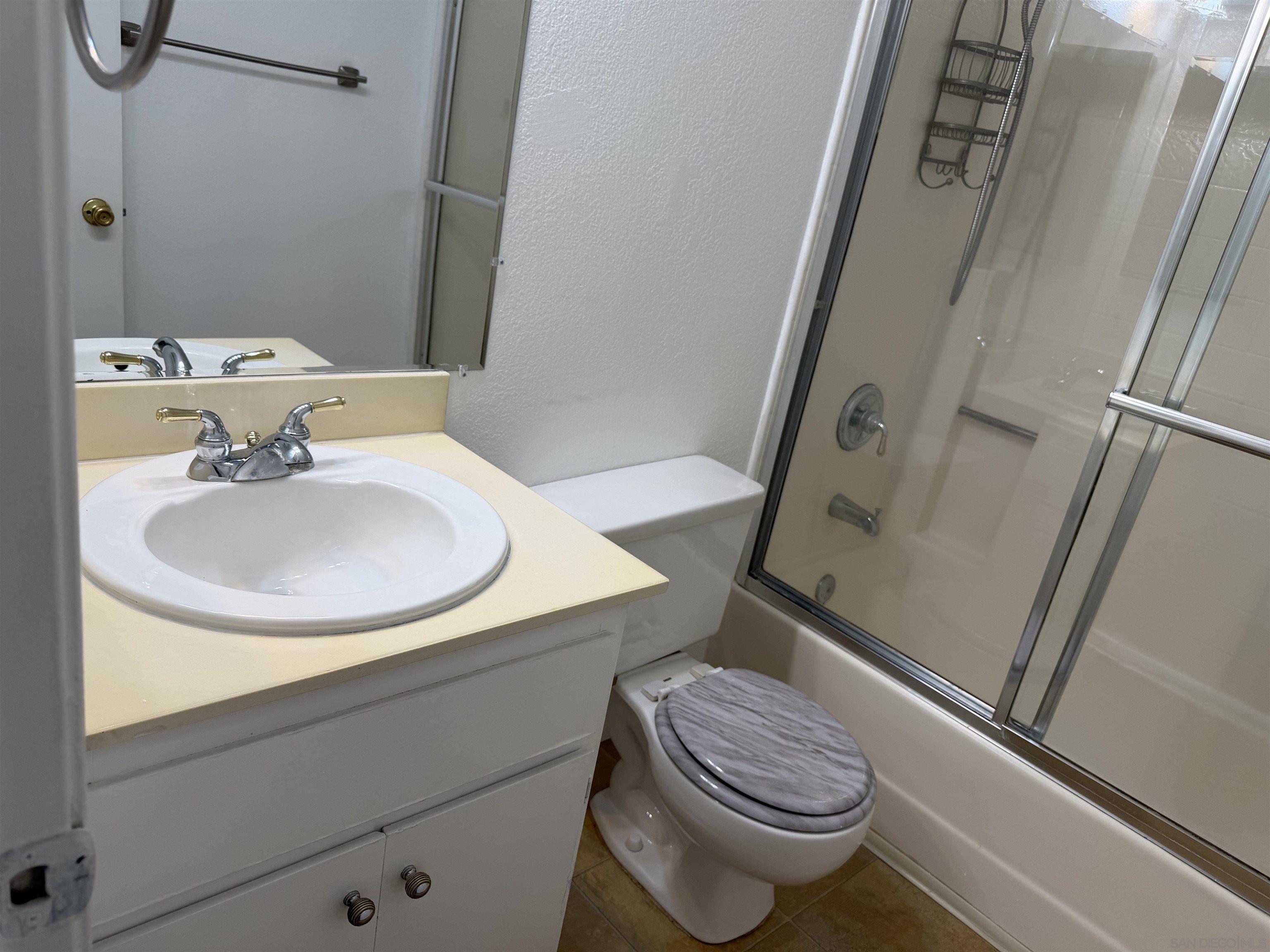 Detail Gallery Image 12 of 44 For , Escondido,  CA 92026 - 6 Beds | 2/1 Baths