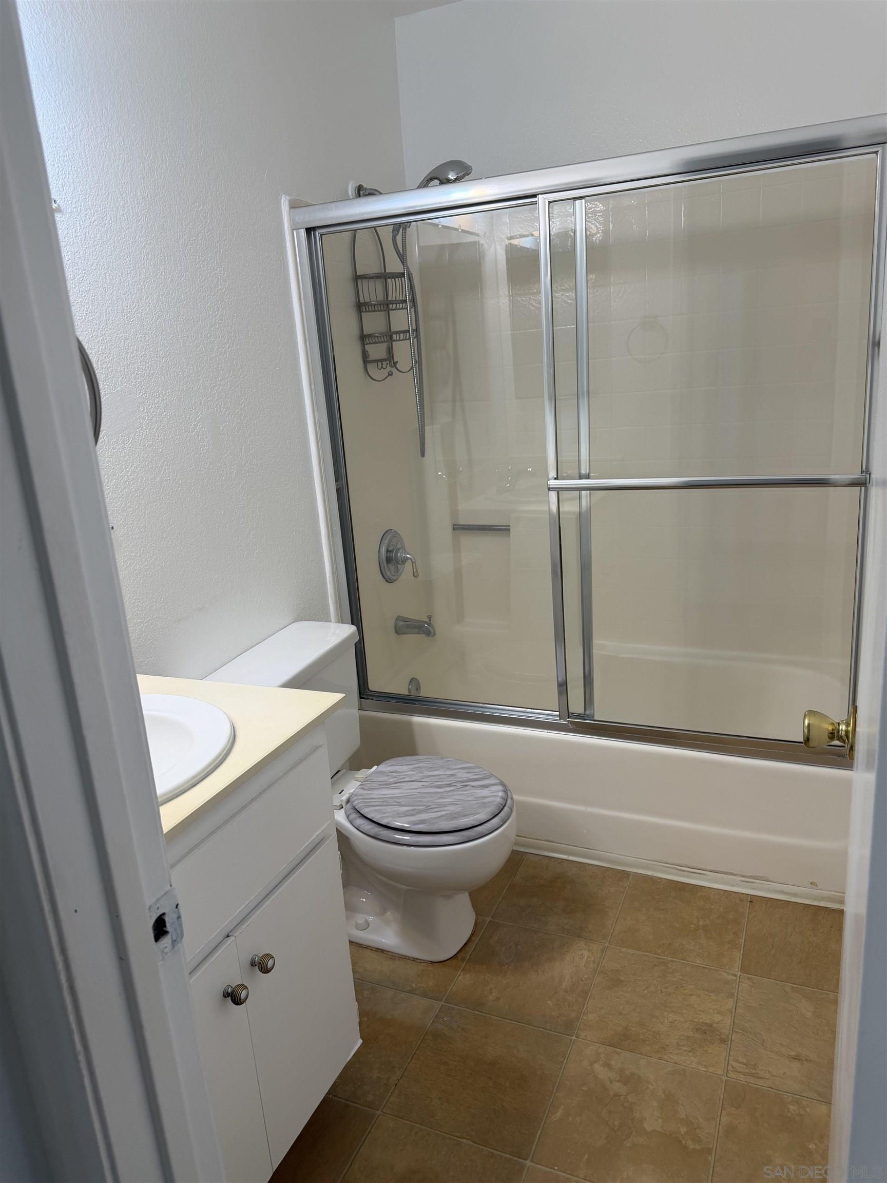 Detail Gallery Image 10 of 44 For , Escondido,  CA 92026 - 6 Beds | 2/1 Baths