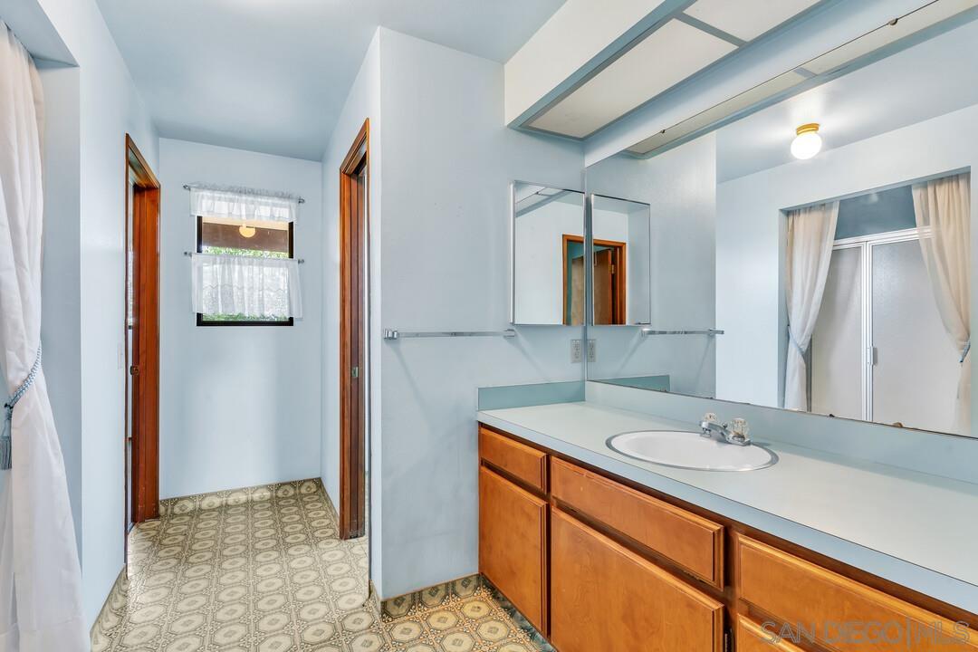 Detail Gallery Image 11 of 43 For 30311  Circle R Lane, Valley Center,  CA 92082 - 5 Beds | 3 Baths