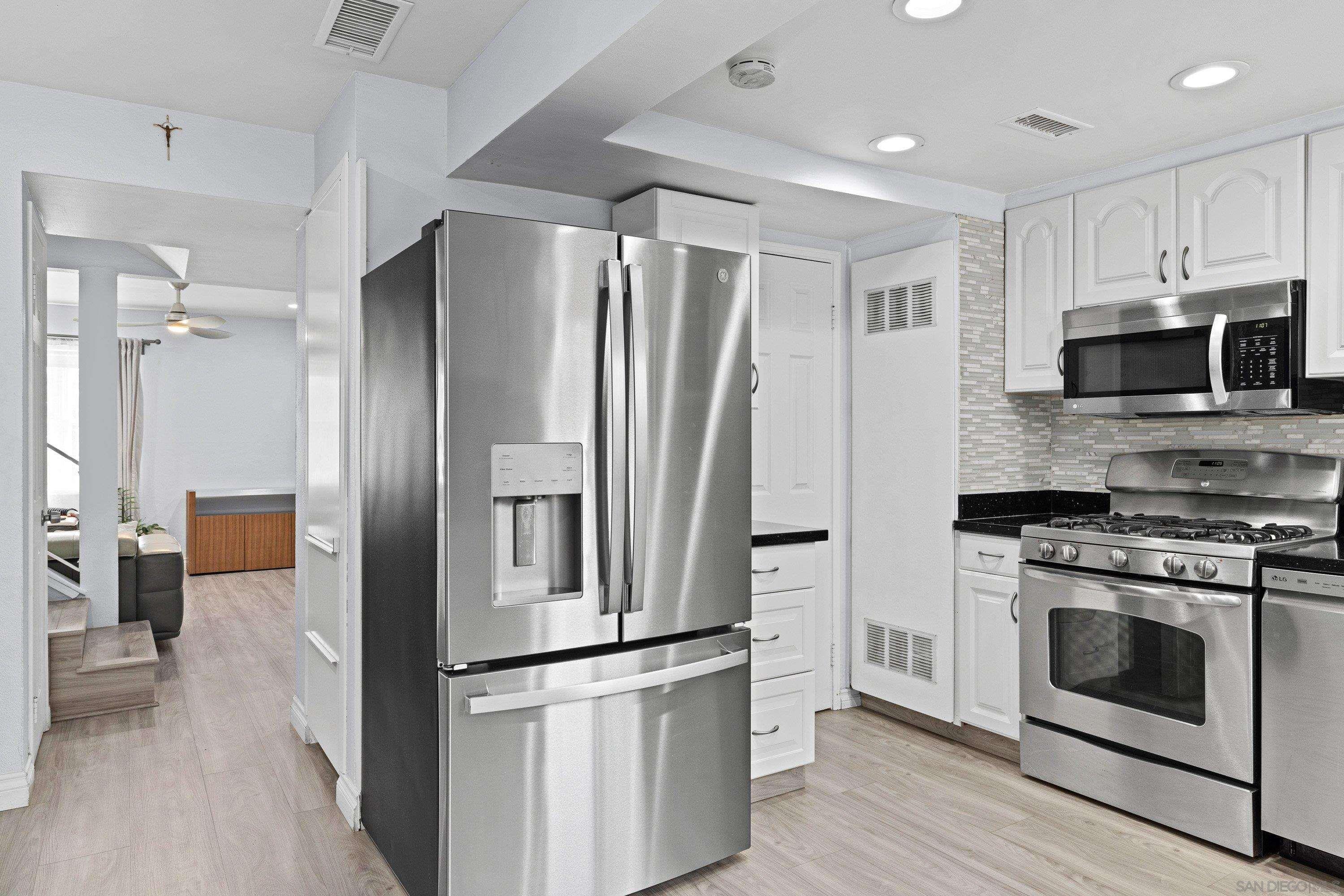 Detail Gallery Image 4 of 32 For 8022  Winter Gardens Blvd  #C,  El Cajon,  CA 92021 - 3 Beds | 1/1 Baths