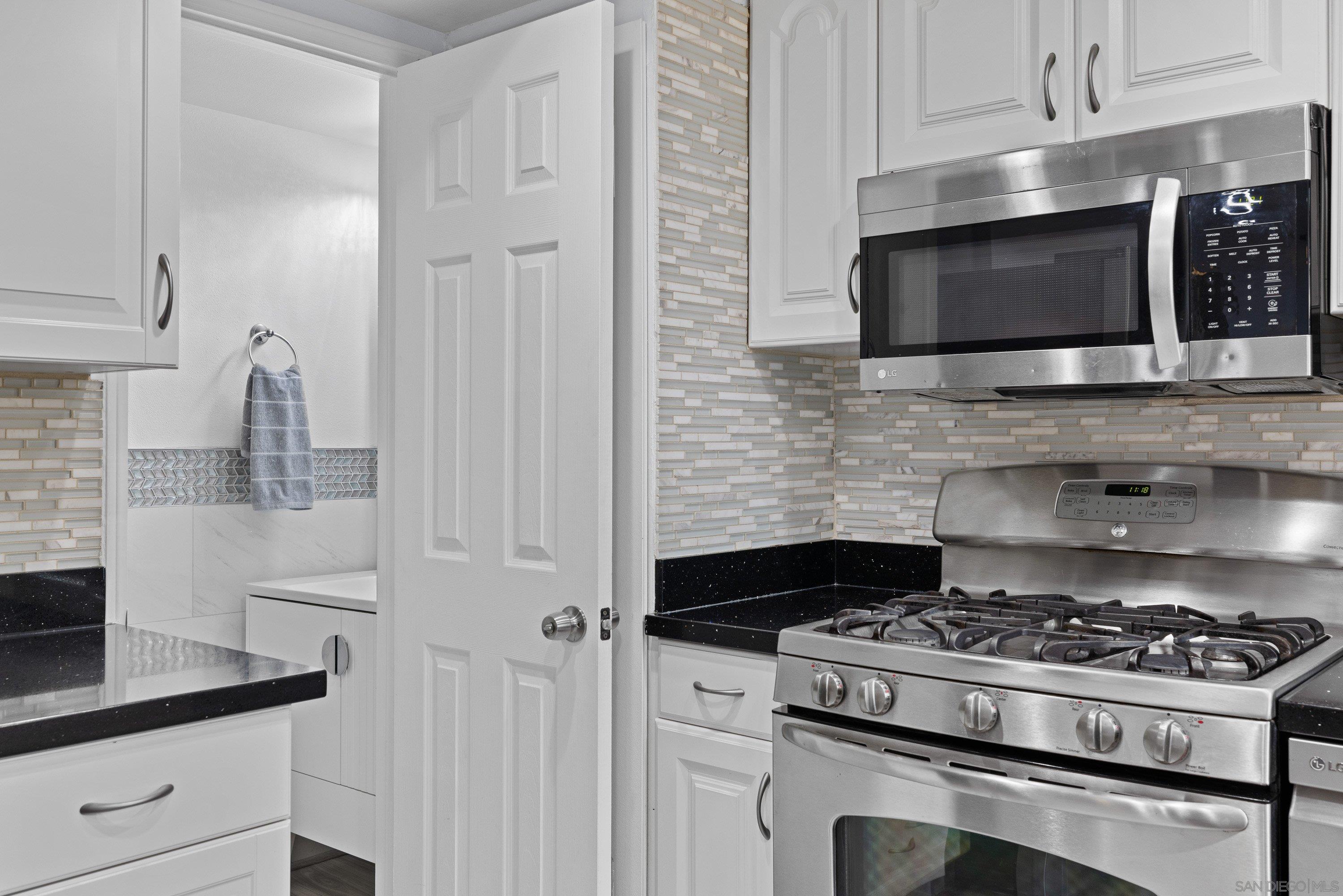 Detail Gallery Image 5 of 32 For 8022  Winter Gardens Blvd  #C,  El Cajon,  CA 92021 - 3 Beds | 1/1 Baths