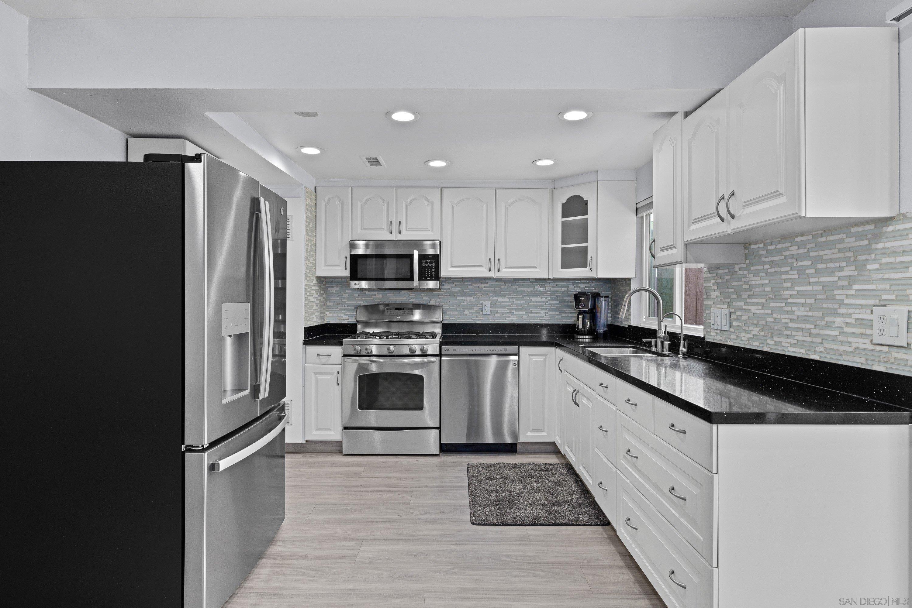 Detail Gallery Image 7 of 32 For 8022  Winter Gardens Blvd  #C,  El Cajon,  CA 92021 - 3 Beds | 1/1 Baths