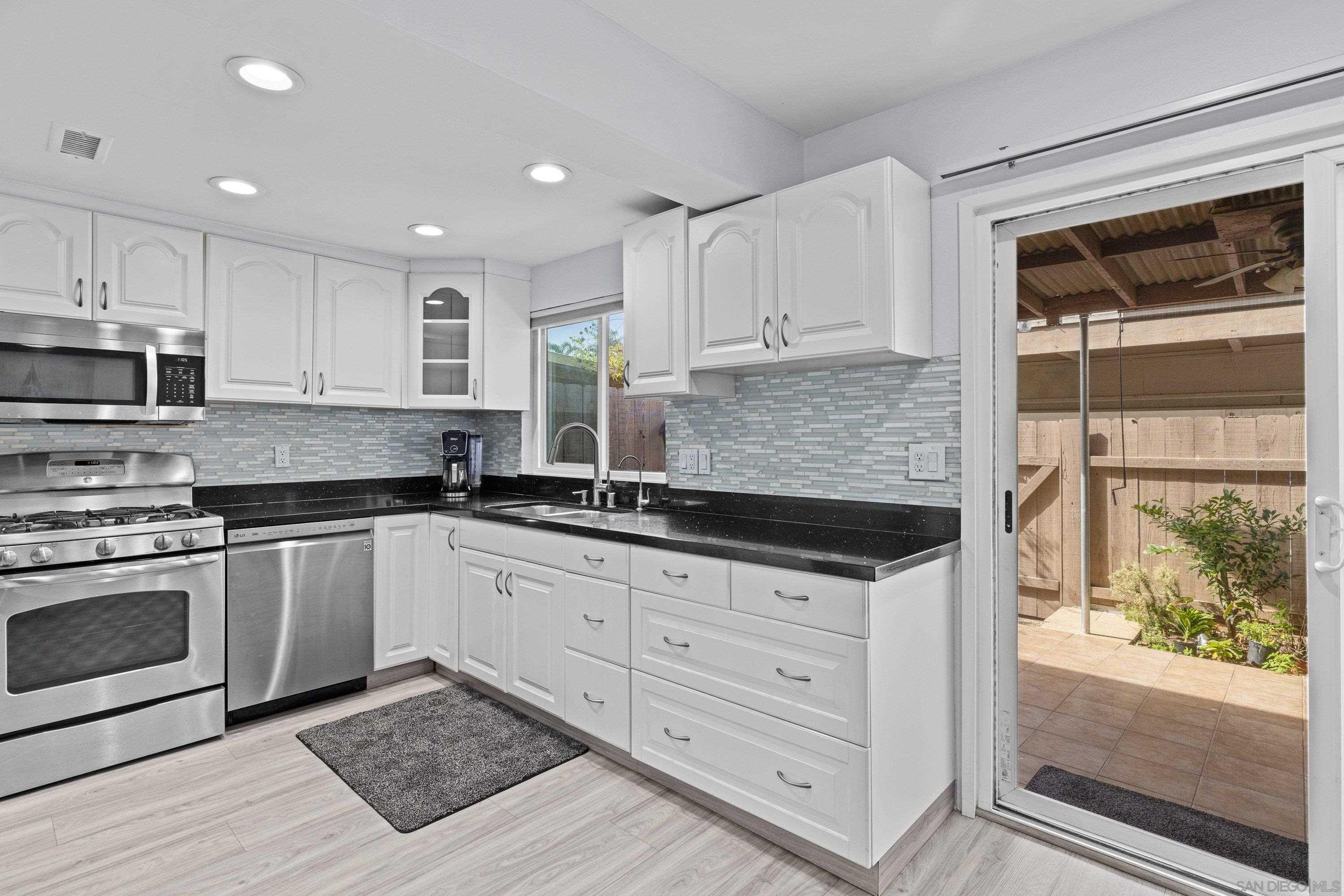 Detail Gallery Image 8 of 32 For 8022  Winter Gardens Blvd  #C,  El Cajon,  CA 92021 - 3 Beds | 1/1 Baths