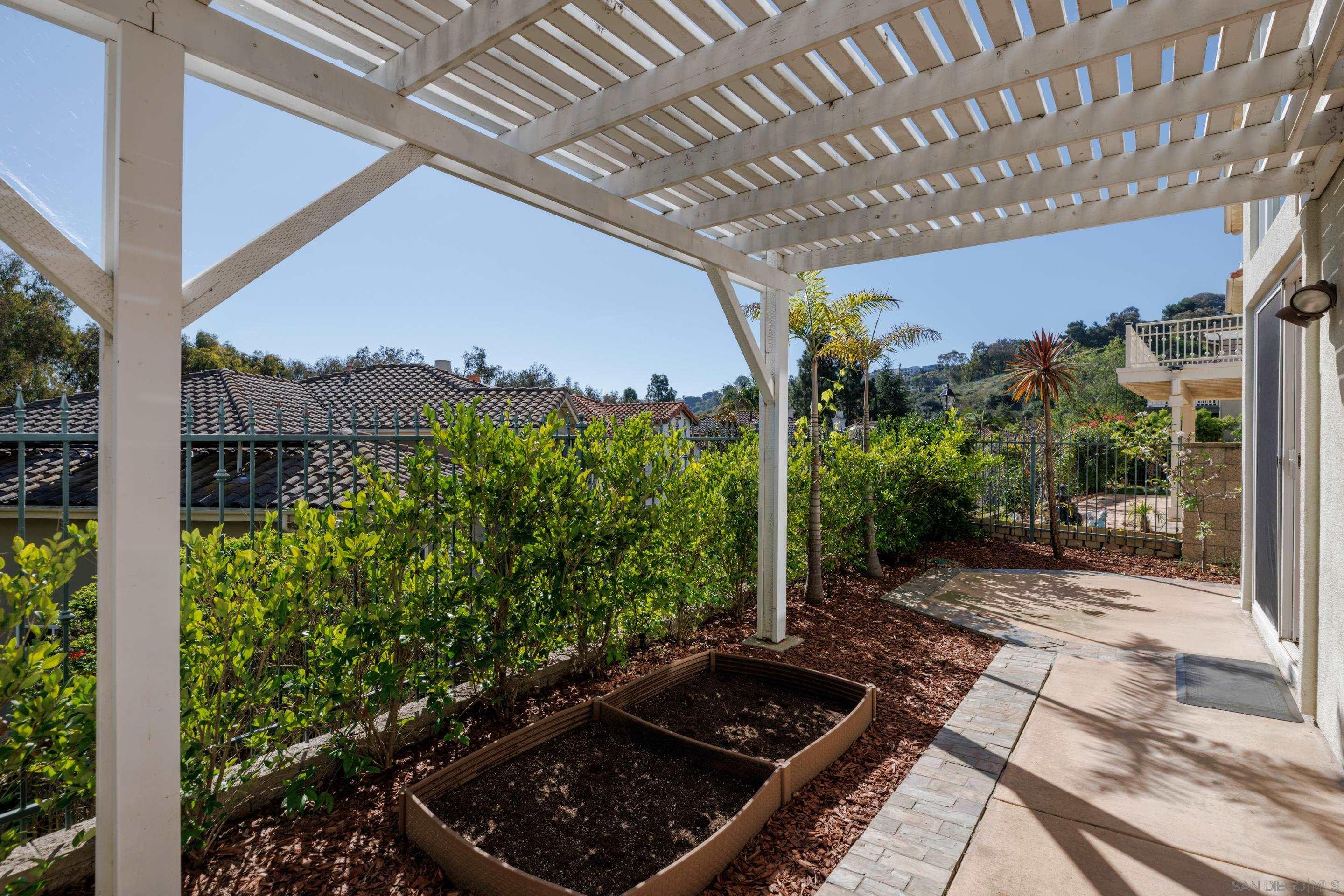 Detail Gallery Image 14 of 35 For 6077  Firwood Row, La Jolla,  CA 92037 - 4 Beds | 3/1 Baths
