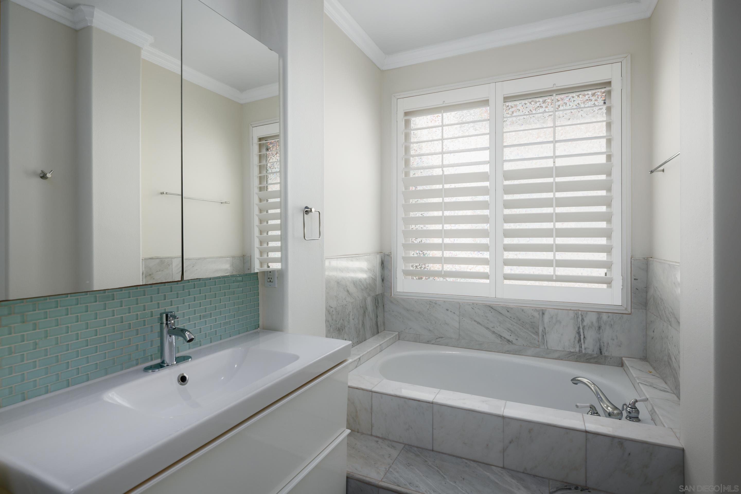 Detail Gallery Image 19 of 35 For 6077  Firwood Row, La Jolla,  CA 92037 - 4 Beds | 3/1 Baths