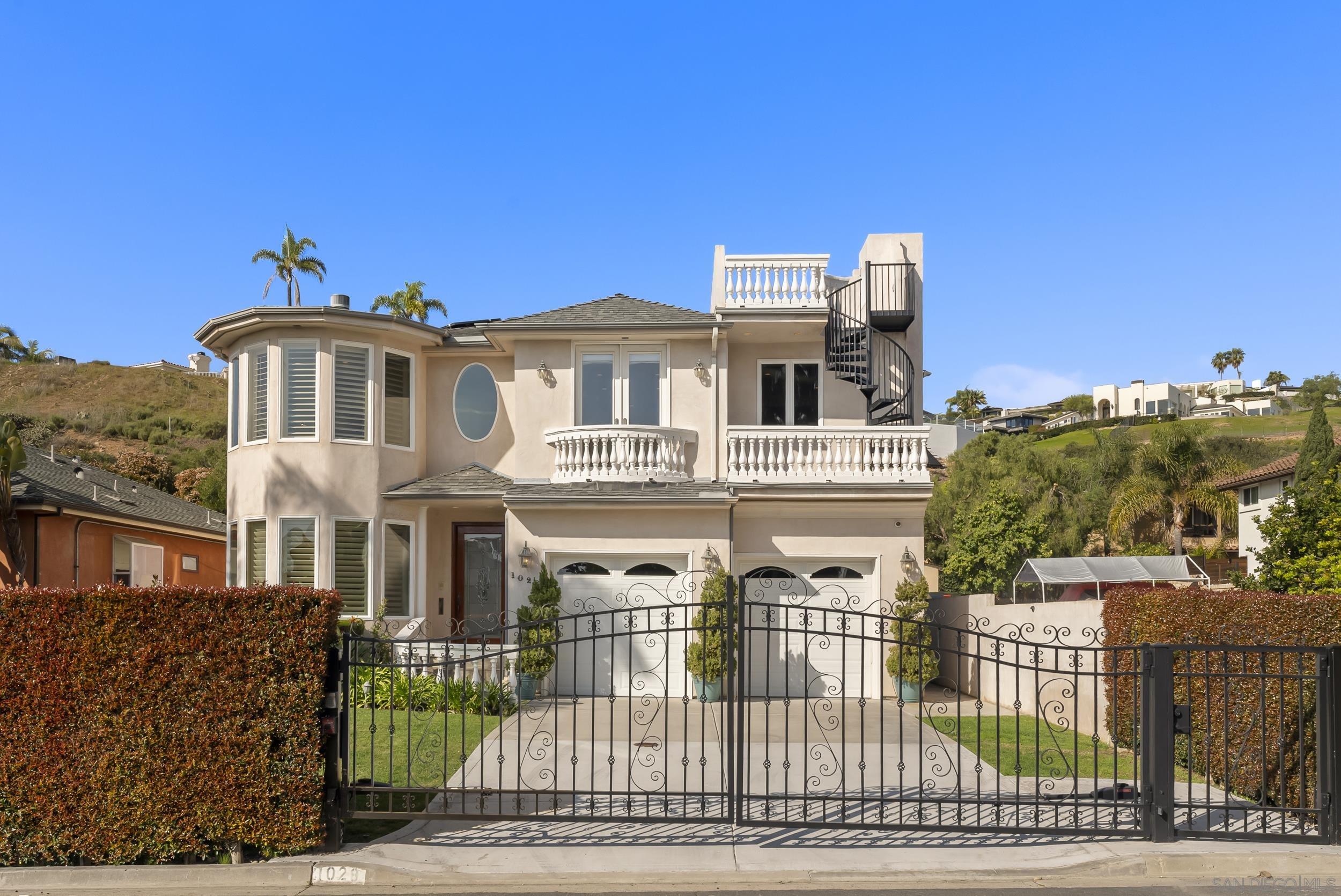 Detail Gallery Image 2 of 66 For 1028  Van Nuys St, San Diego,  CA 92109 - 5 Beds | 4 Baths