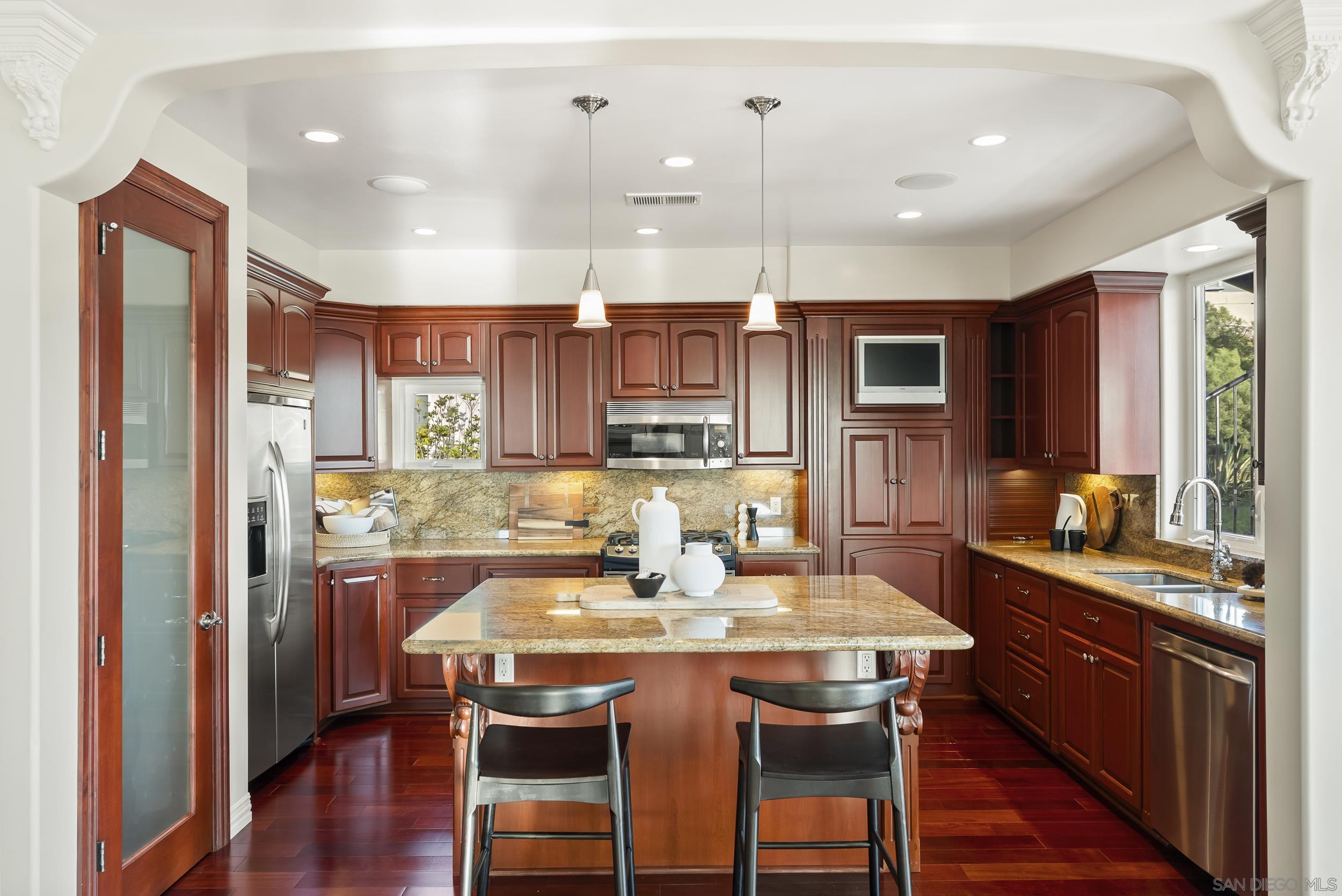 Detail Gallery Image 18 of 66 For 1028  Van Nuys St, San Diego,  CA 92109 - 5 Beds | 4 Baths