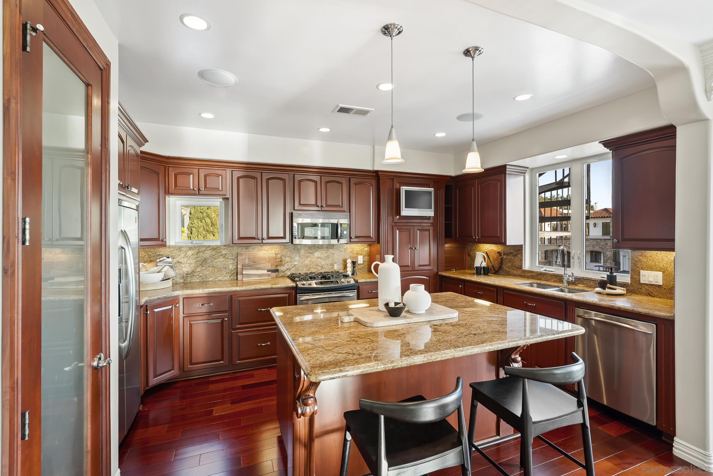 Detail Gallery Image 19 of 66 For 1028  Van Nuys St, San Diego,  CA 92109 - 5 Beds | 4 Baths