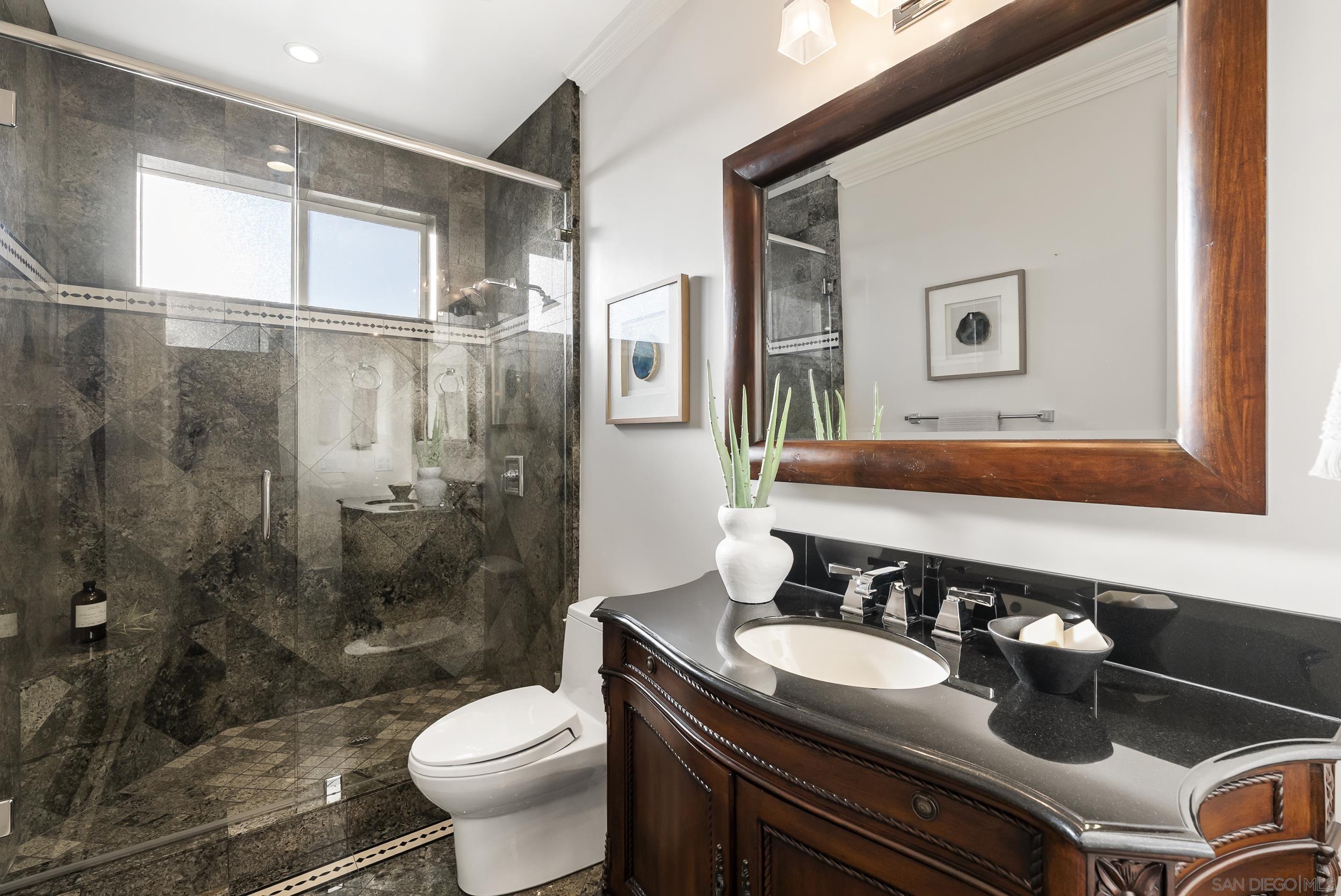 Detail Gallery Image 21 of 66 For 1028  Van Nuys St, San Diego,  CA 92109 - 5 Beds | 4 Baths