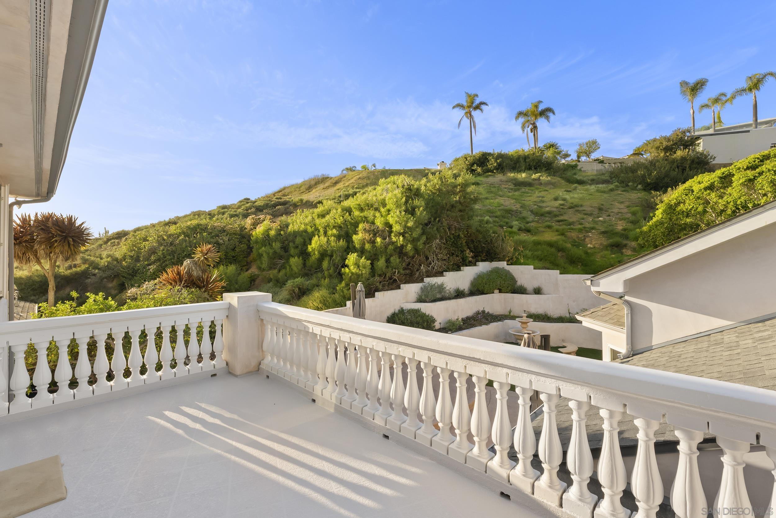 Detail Gallery Image 25 of 66 For 1028  Van Nuys St, San Diego,  CA 92109 - 5 Beds | 4 Baths