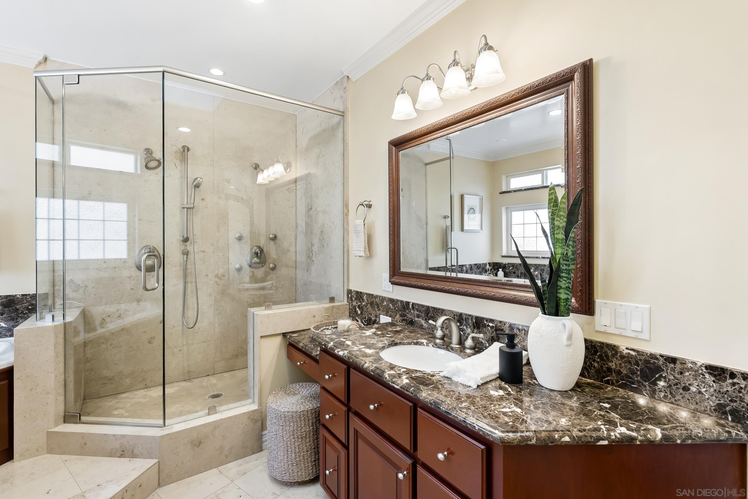 Detail Gallery Image 27 of 66 For 1028  Van Nuys St, San Diego,  CA 92109 - 5 Beds | 4 Baths