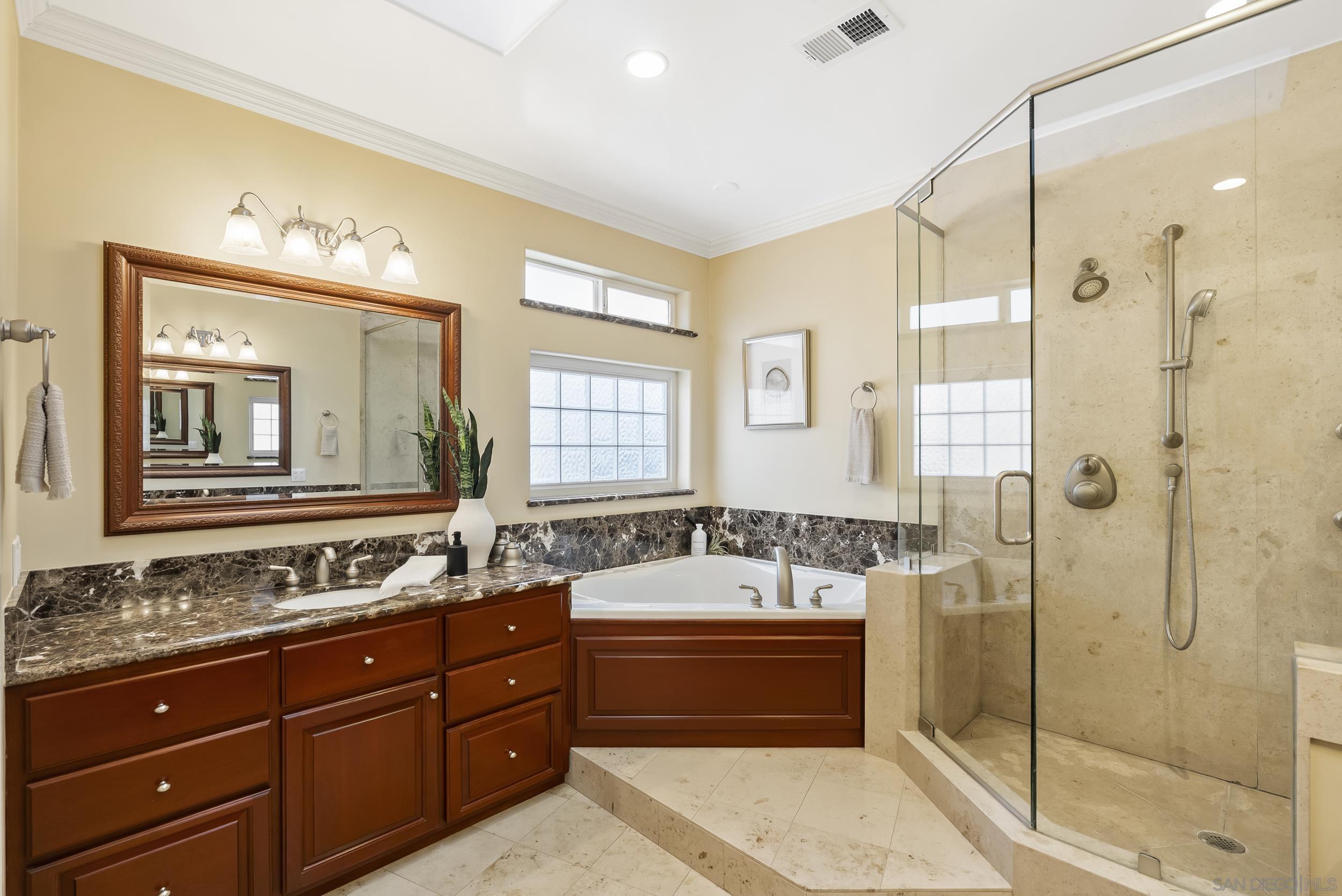 Detail Gallery Image 28 of 66 For 1028  Van Nuys St, San Diego,  CA 92109 - 5 Beds | 4 Baths