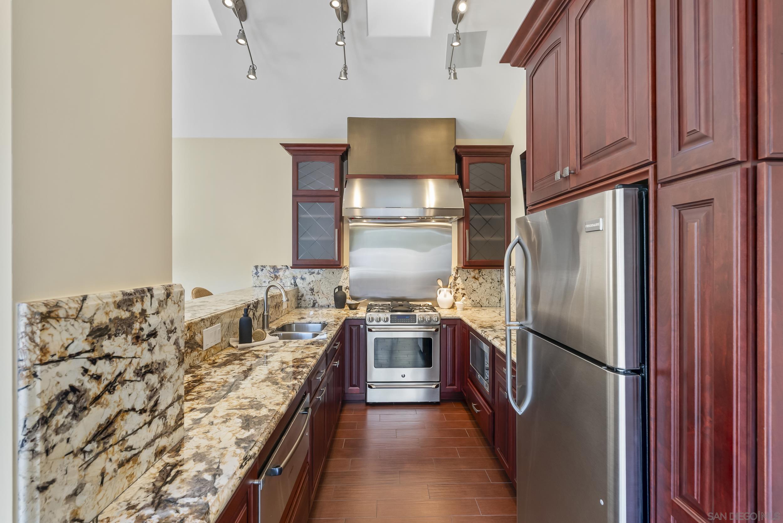 Detail Gallery Image 34 of 66 For 1028  Van Nuys St, San Diego,  CA 92109 - 5 Beds | 4 Baths