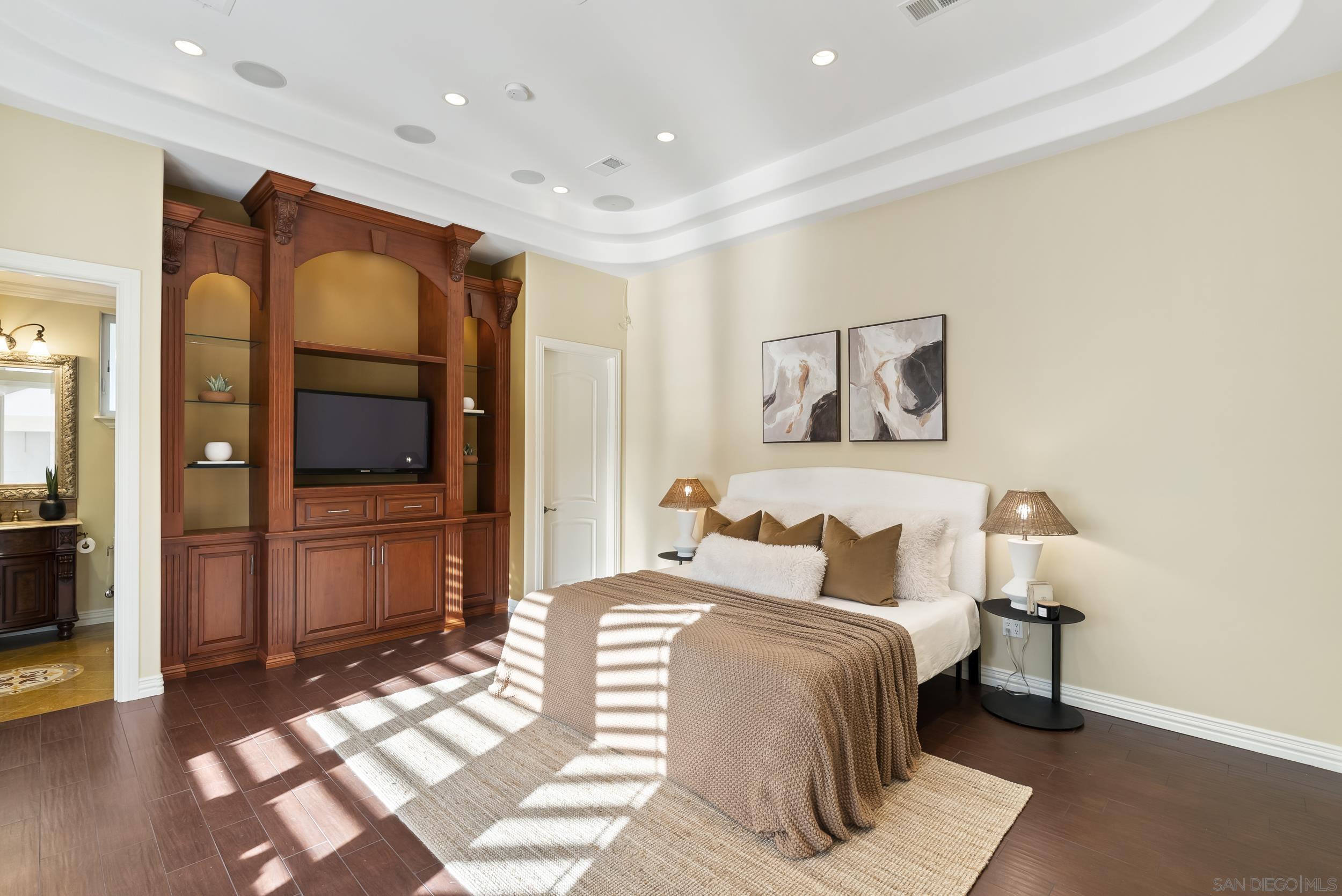 Detail Gallery Image 38 of 66 For 1028  Van Nuys St, San Diego,  CA 92109 - 5 Beds | 4 Baths