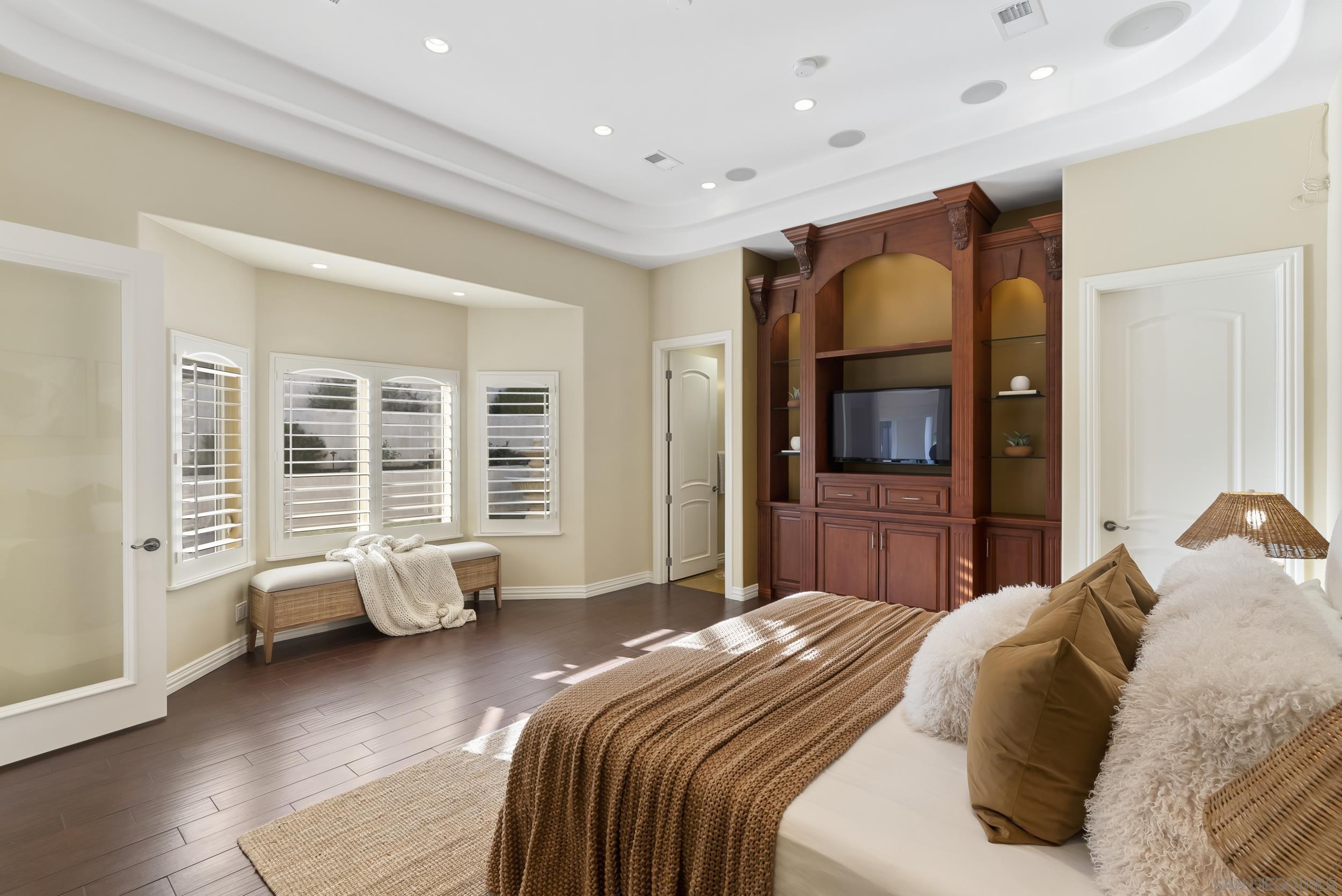 Detail Gallery Image 39 of 66 For 1028  Van Nuys St, San Diego,  CA 92109 - 5 Beds | 4 Baths