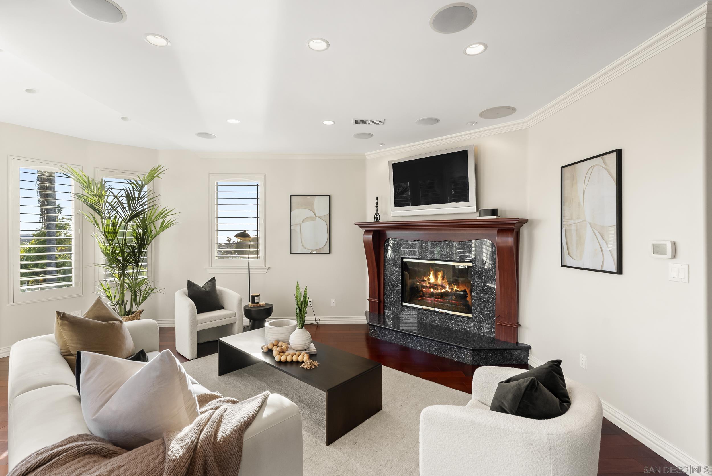 Detail Gallery Image 6 of 66 For 1028  Van Nuys St, San Diego,  CA 92109 - 5 Beds | 4 Baths