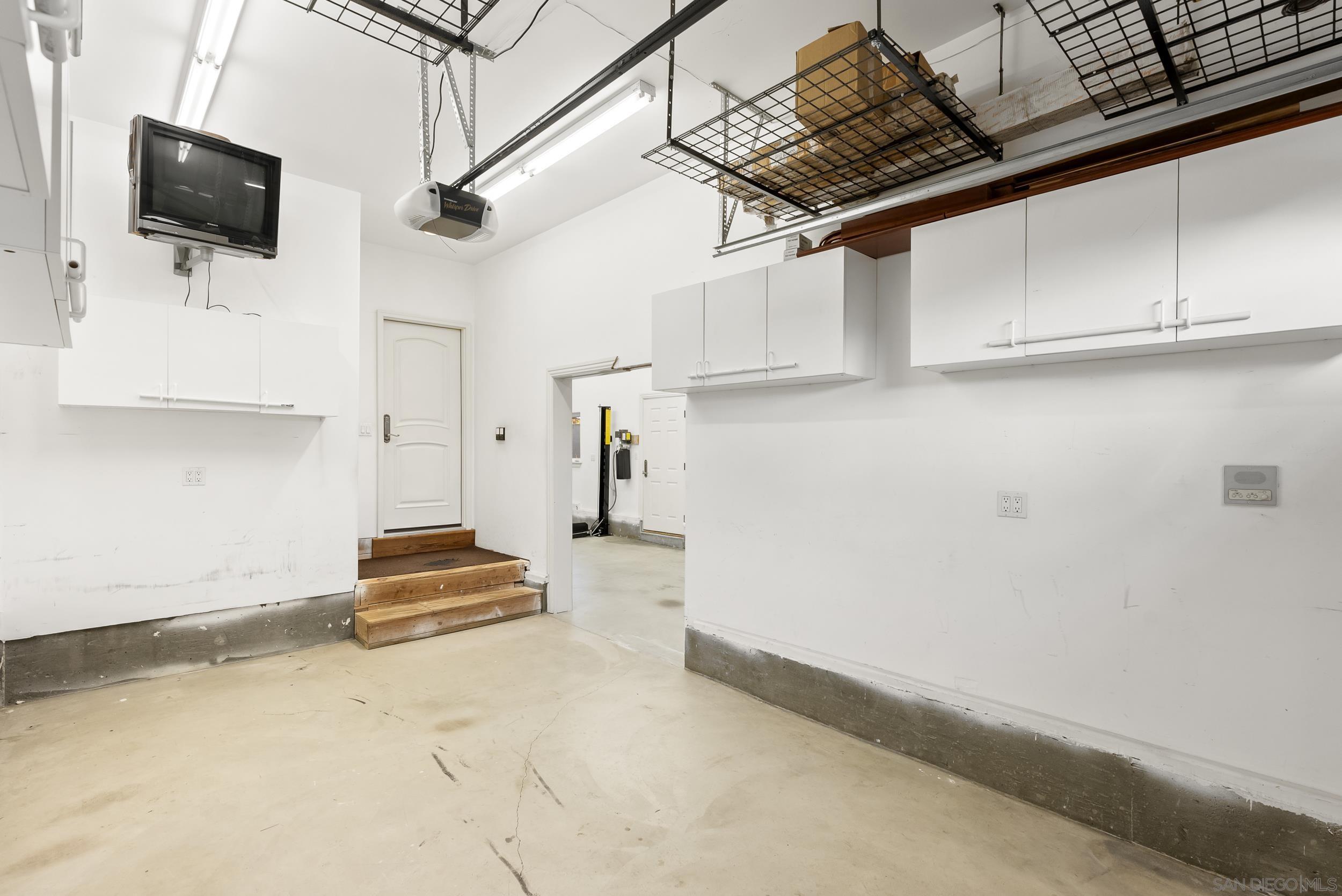 Detail Gallery Image 51 of 66 For 1028  Van Nuys St, San Diego,  CA 92109 - 5 Beds | 4 Baths