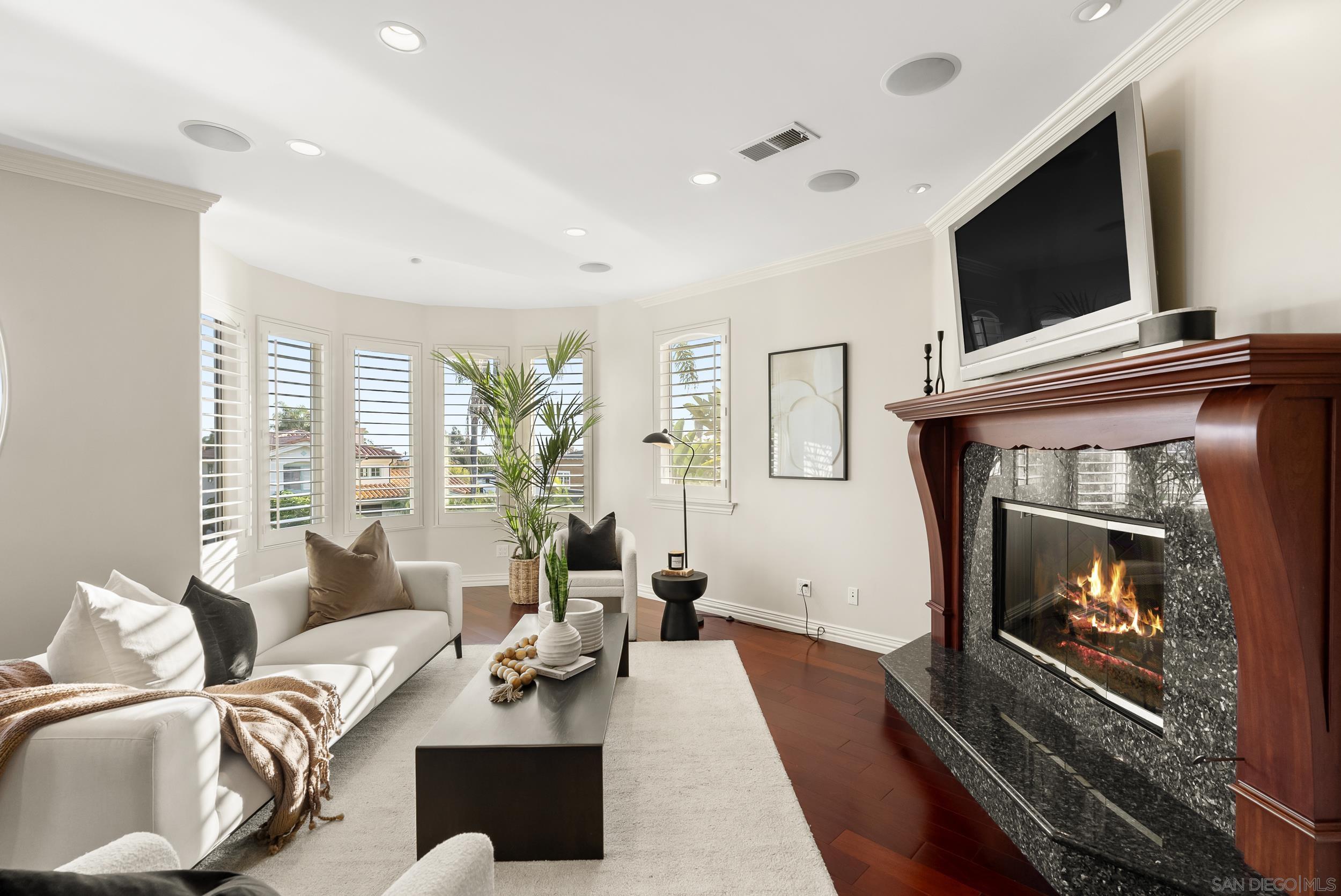 Detail Gallery Image 7 of 66 For 1028  Van Nuys St, San Diego,  CA 92109 - 5 Beds | 4 Baths