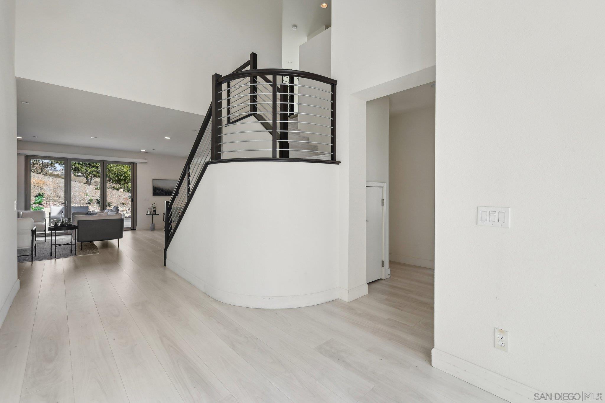 Detail Gallery Image 3 of 35 For 5970  Shaw Lopez Row, San Diego,  CA 92121 - 4 Beds | 3/1 Baths