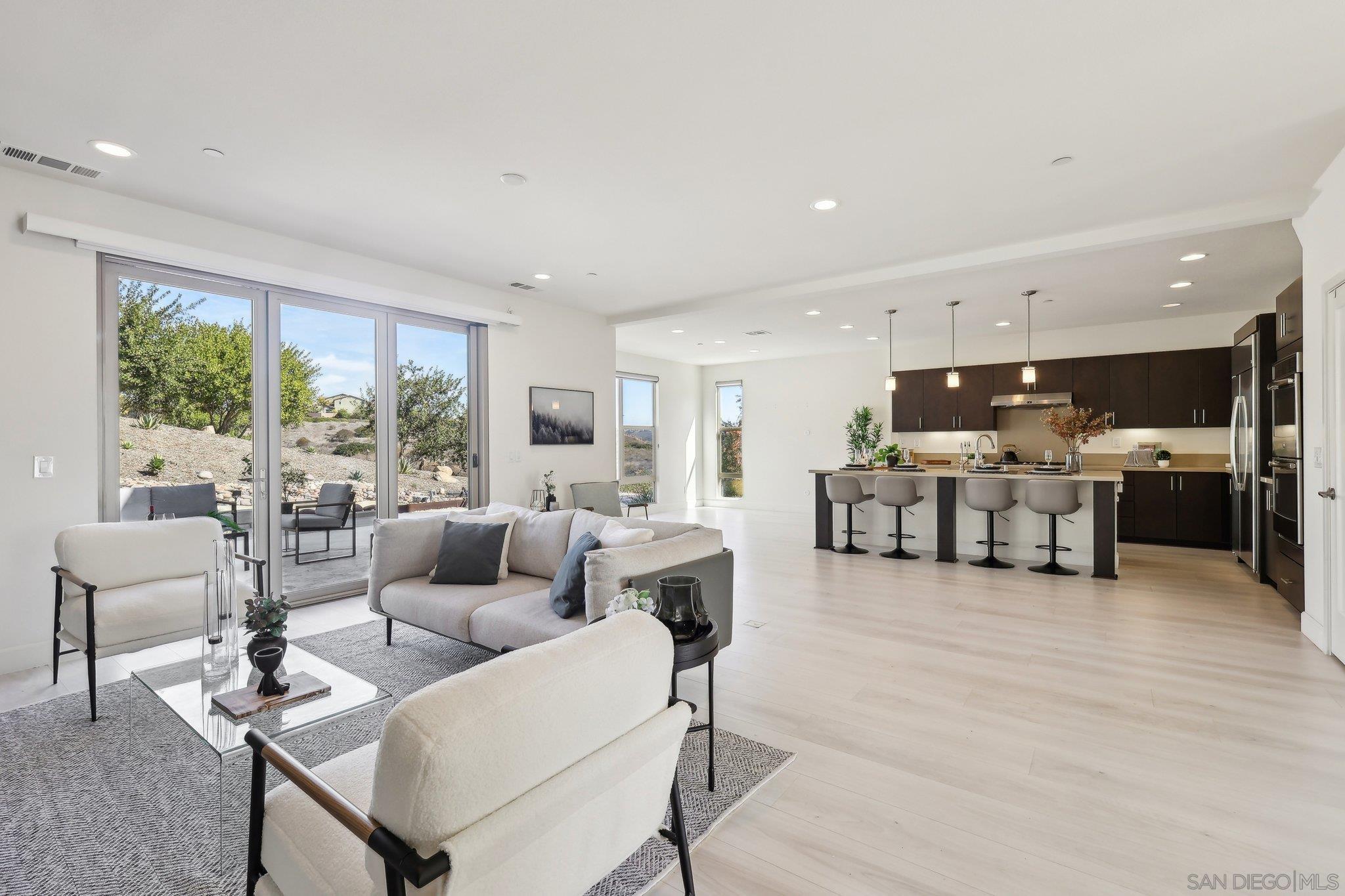 Detail Gallery Image 4 of 35 For 5970  Shaw Lopez Row, San Diego,  CA 92121 - 4 Beds | 3/1 Baths