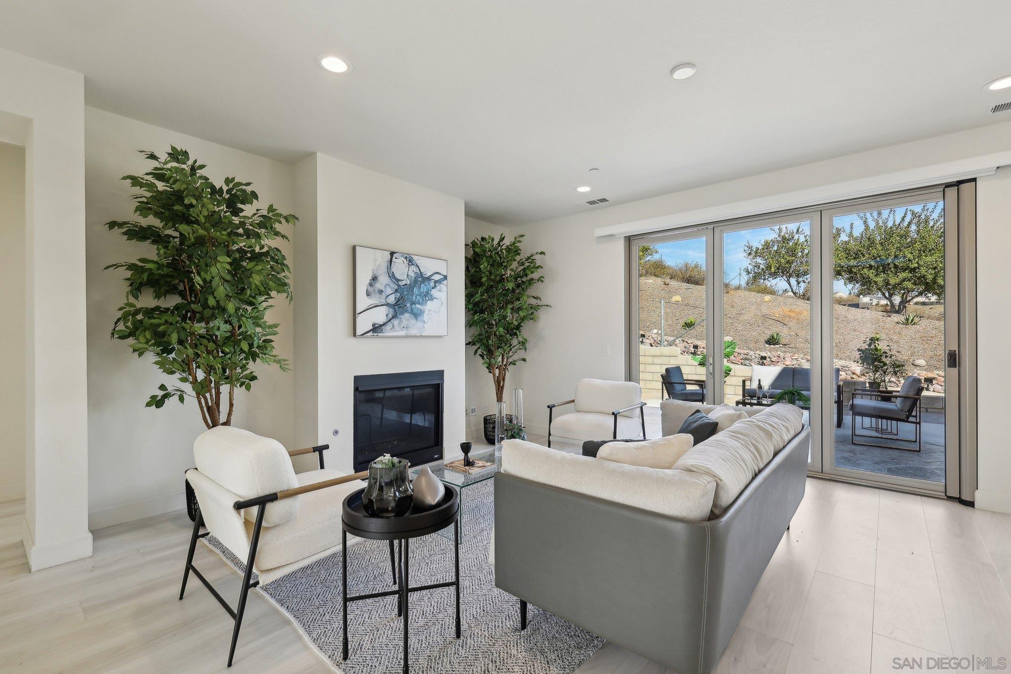 Detail Gallery Image 5 of 35 For 5970  Shaw Lopez Row, San Diego,  CA 92121 - 4 Beds | 3/1 Baths