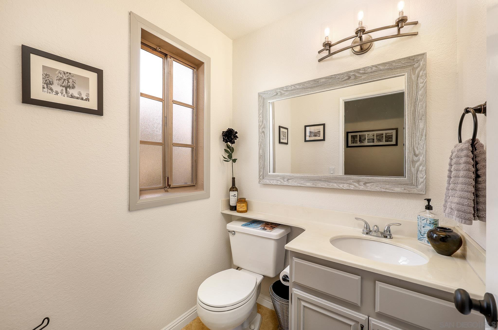 Detail Gallery Image 11 of 39 For 750  Breeze Hill Rd  #100,  Vista,  CA 92081 - 2 Beds | 2/1 Baths