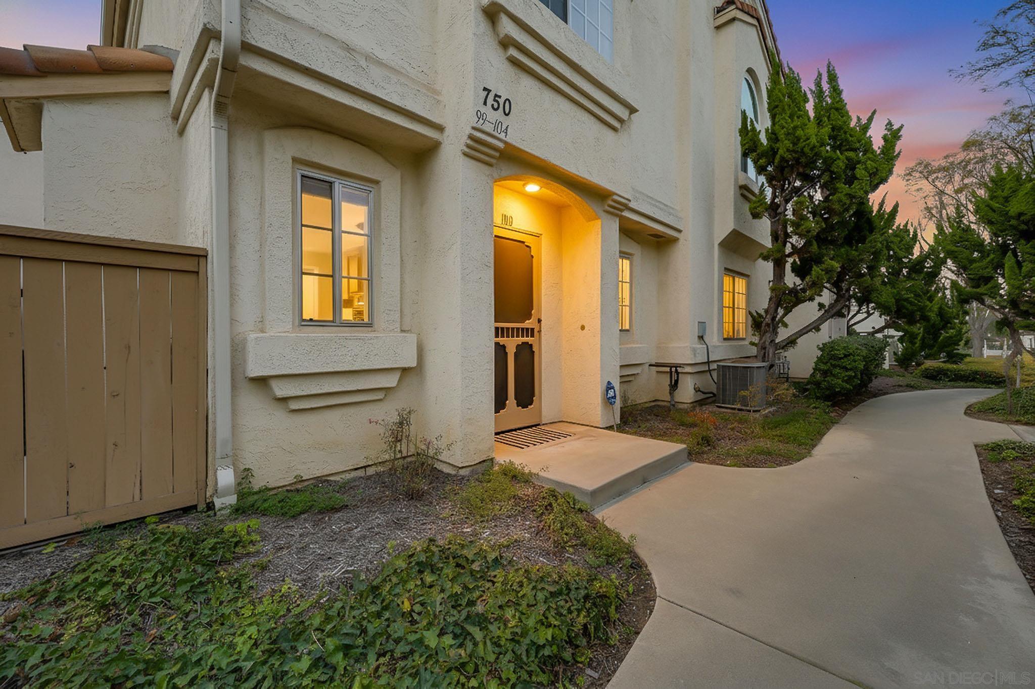 Detail Gallery Image 3 of 39 For 750  Breeze Hill Rd  #100,  Vista,  CA 92081 - 2 Beds | 2/1 Baths