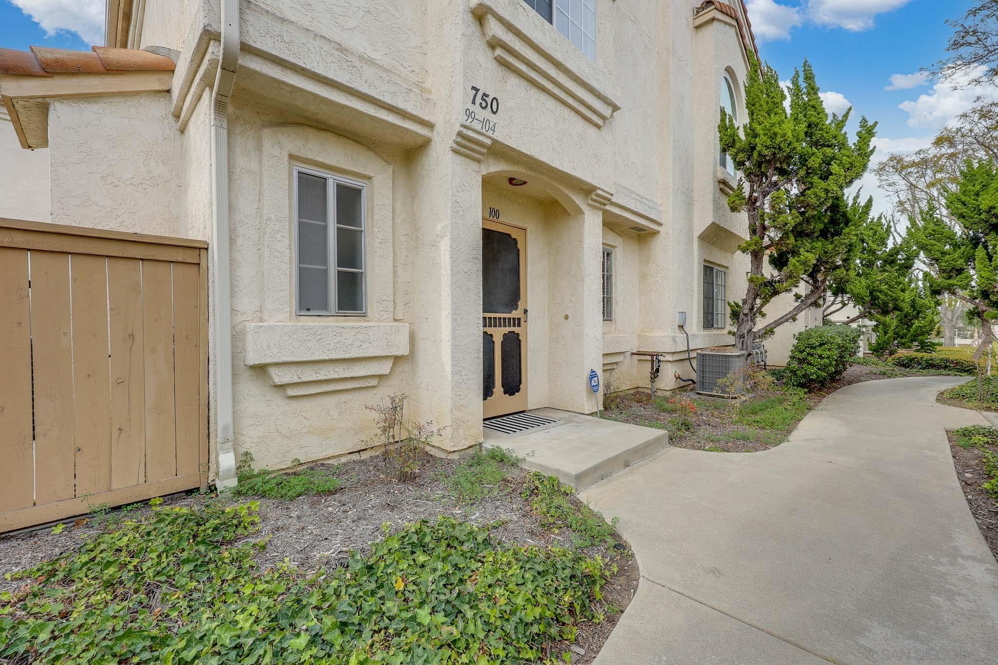 Detail Gallery Image 4 of 39 For 750  Breeze Hill Rd  #100,  Vista,  CA 92081 - 2 Beds | 2/1 Baths