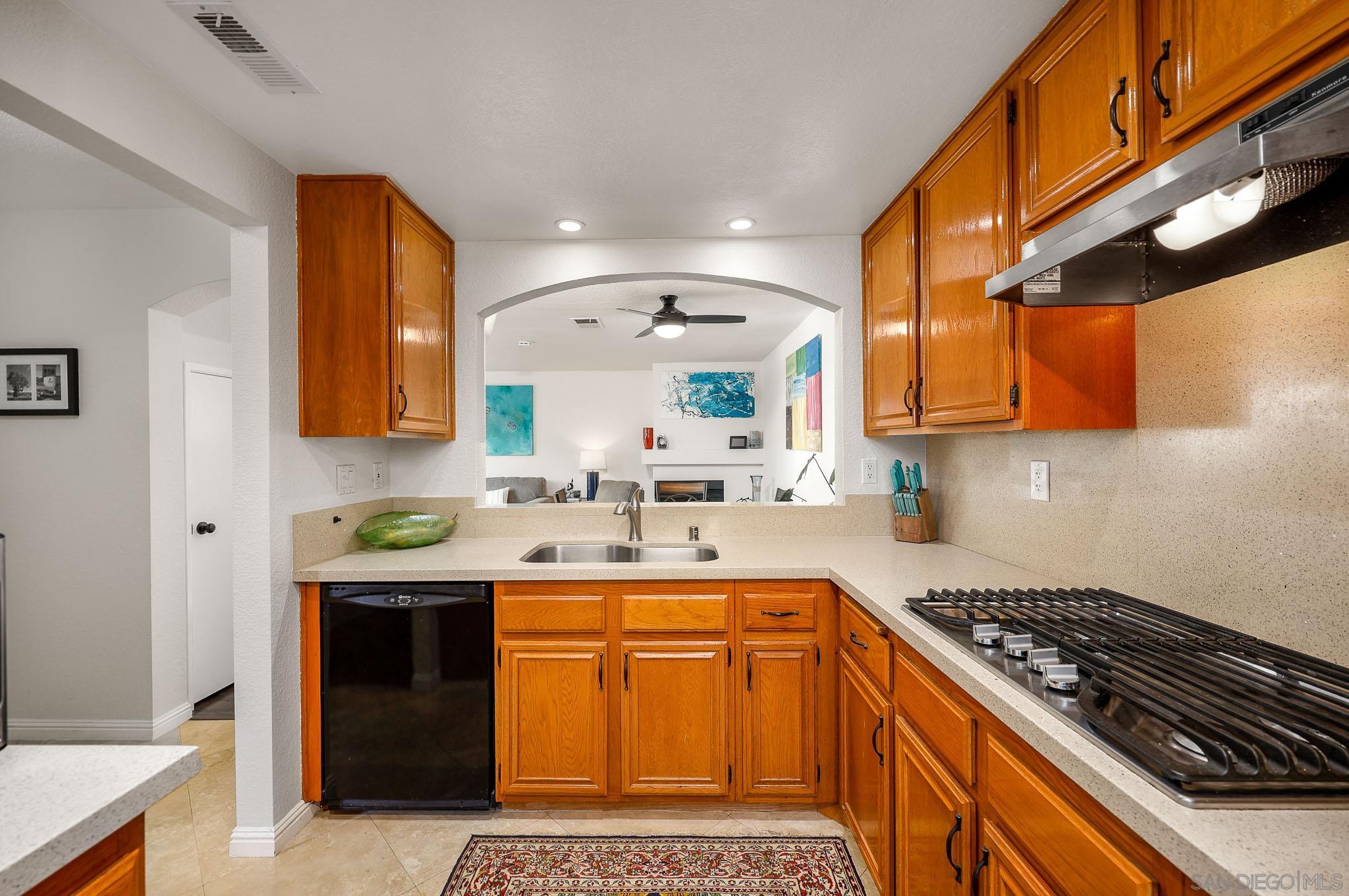 Detail Gallery Image 5 of 39 For 750  Breeze Hill Rd  #100,  Vista,  CA 92081 - 2 Beds | 2/1 Baths