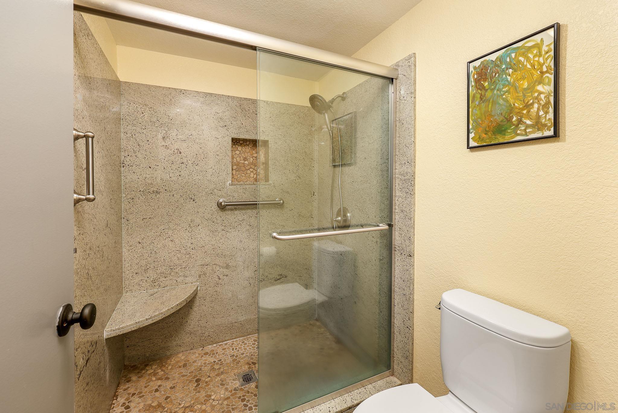 Detail Gallery Image 9 of 39 For 750  Breeze Hill Rd  #100,  Vista,  CA 92081 - 2 Beds | 2/1 Baths