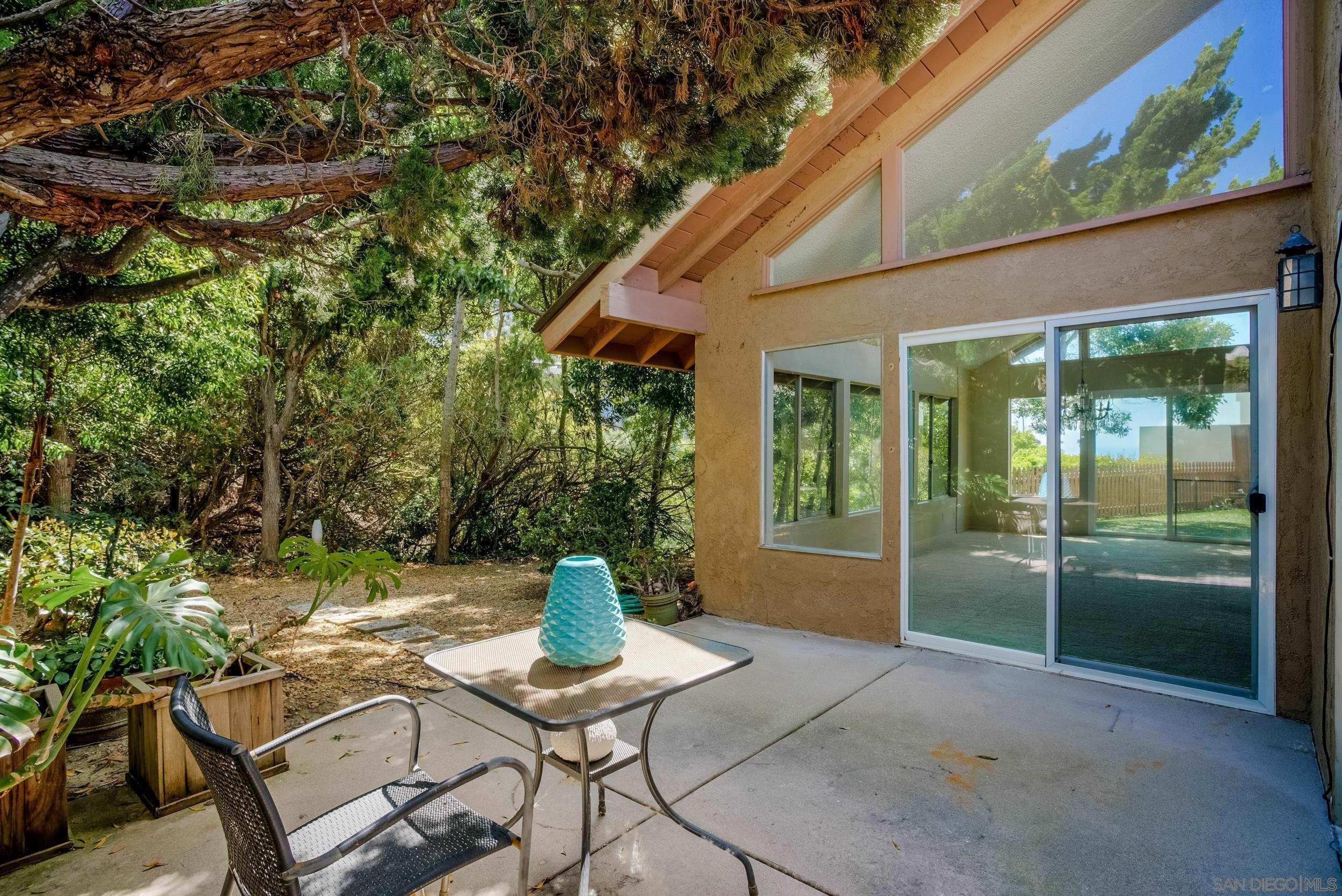 Detail Gallery Image 5 of 26 For 7415  Caminito Rialto, La Jolla,  CA 92037 - 3 Beds | 2 Baths