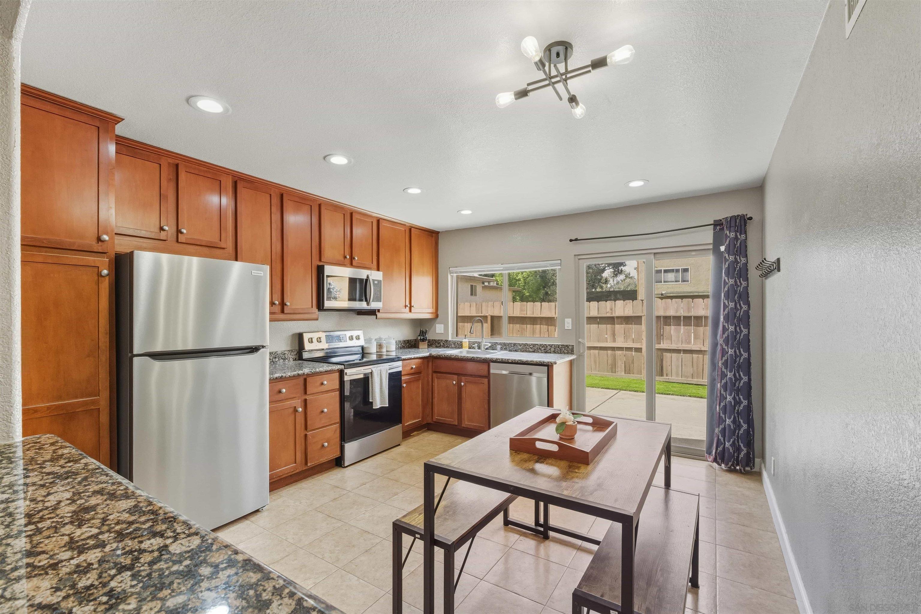 Detail Gallery Image 5 of 26 For 1415 N Broadway  a,  Escondido,  CA 92026 - 2 Beds | 2 Baths