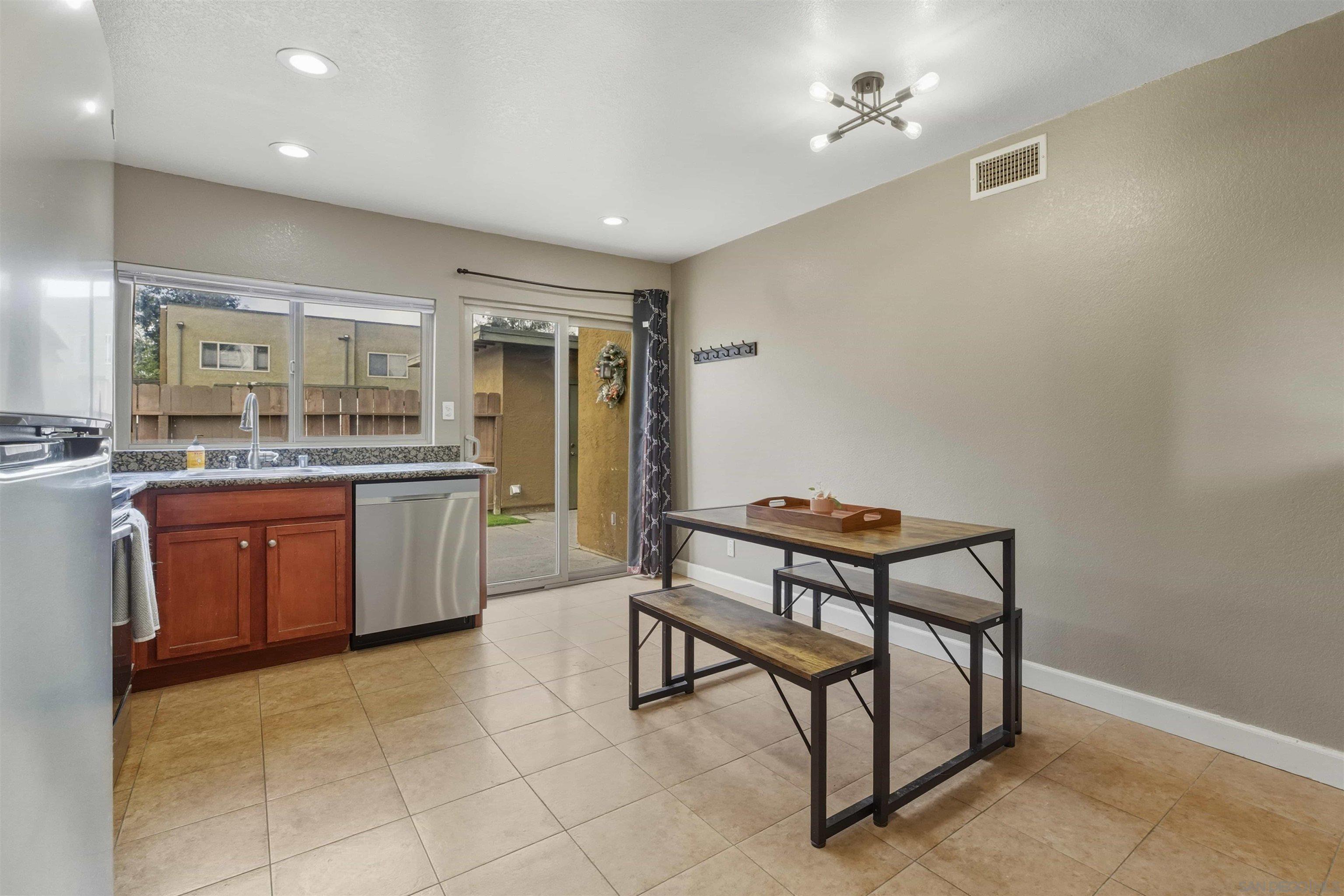 Detail Gallery Image 6 of 26 For 1415 N Broadway  a,  Escondido,  CA 92026 - 2 Beds | 2 Baths