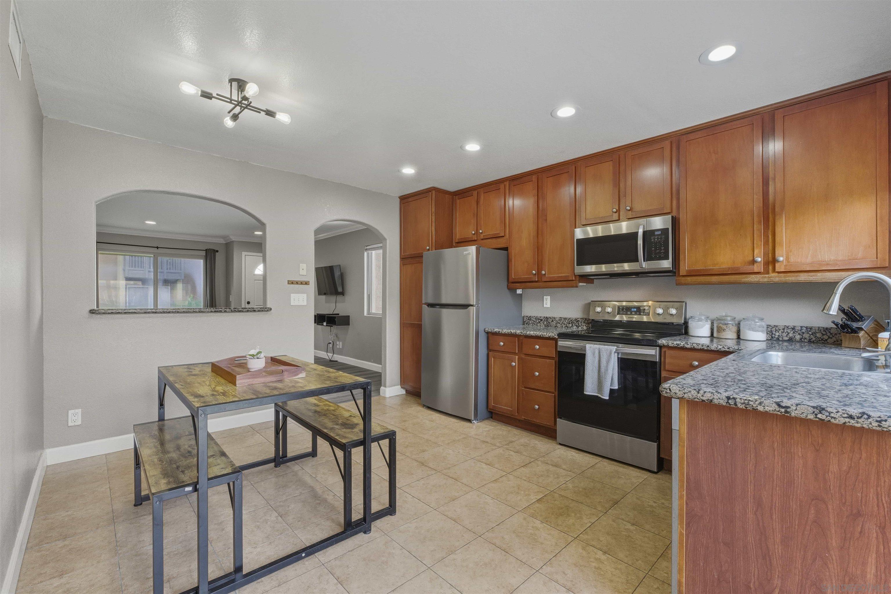 Detail Gallery Image 7 of 26 For 1415 N Broadway  a,  Escondido,  CA 92026 - 2 Beds | 2 Baths