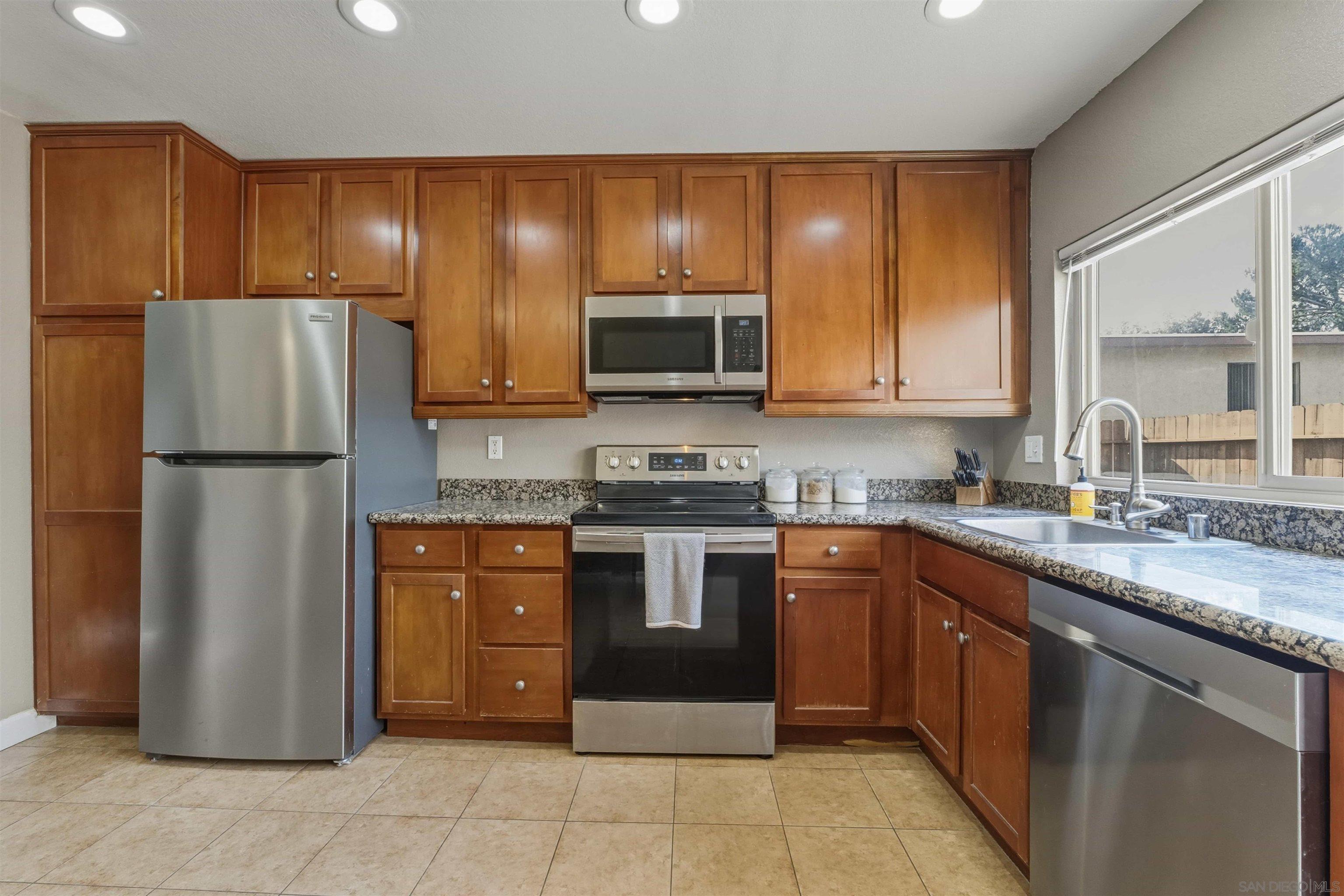 Detail Gallery Image 8 of 26 For 1415 N Broadway  a,  Escondido,  CA 92026 - 2 Beds | 2 Baths