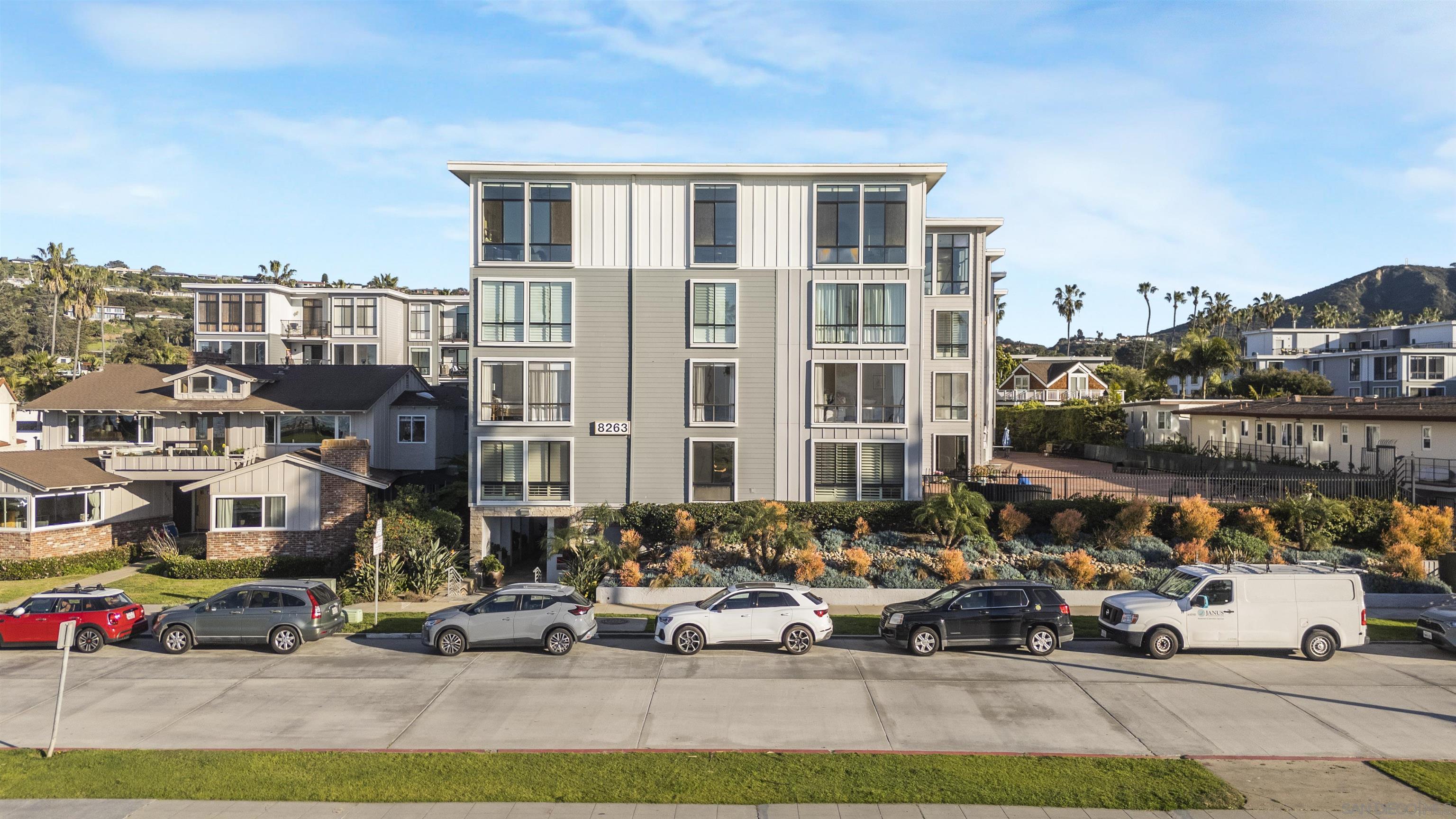 Detail Gallery Image 2 of 19 For 8263  Camino Del Oro  171, La Jolla,  CA 92037 - 2 Beds | 2 Baths