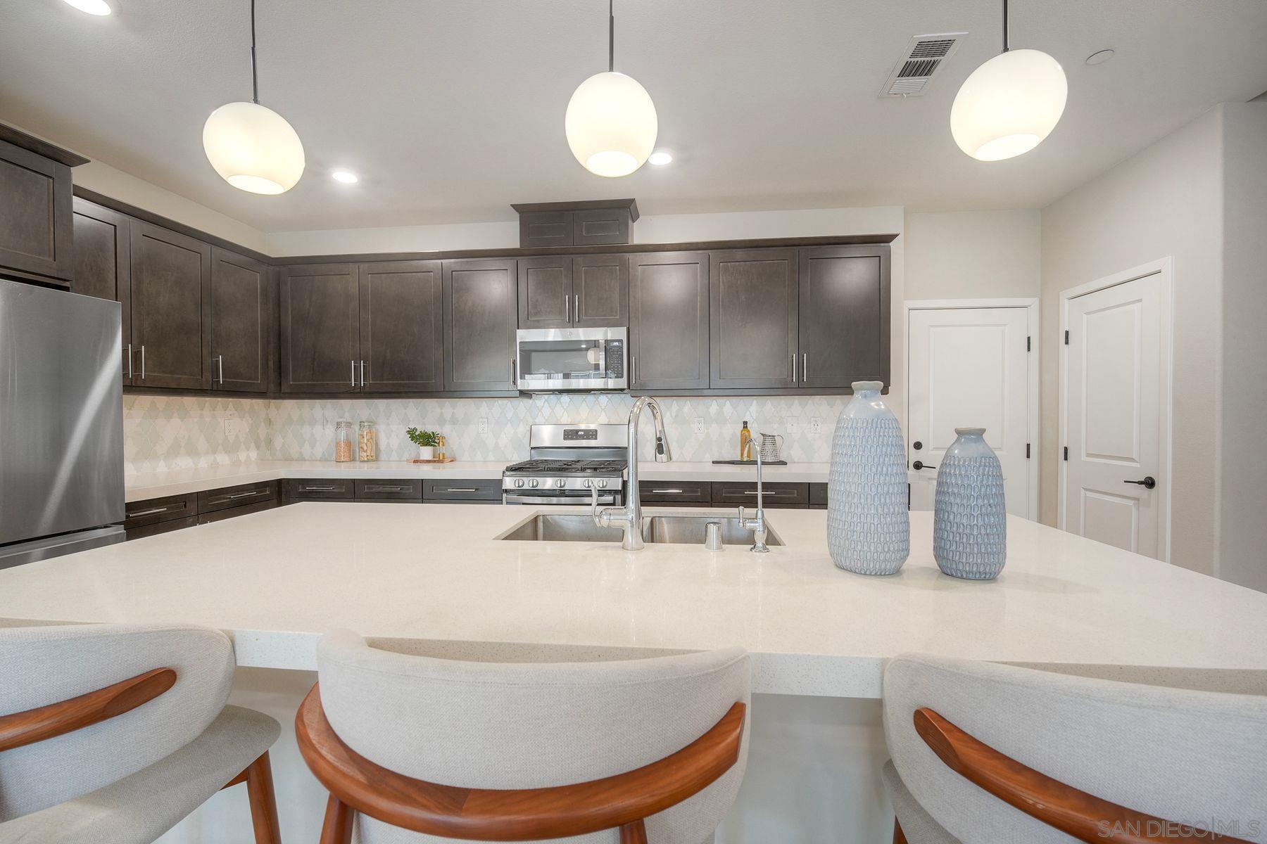 Detail Gallery Image 9 of 35 For 10854  Everly Way, San Diego,  CA 92129 - 4 Beds | 3 Baths