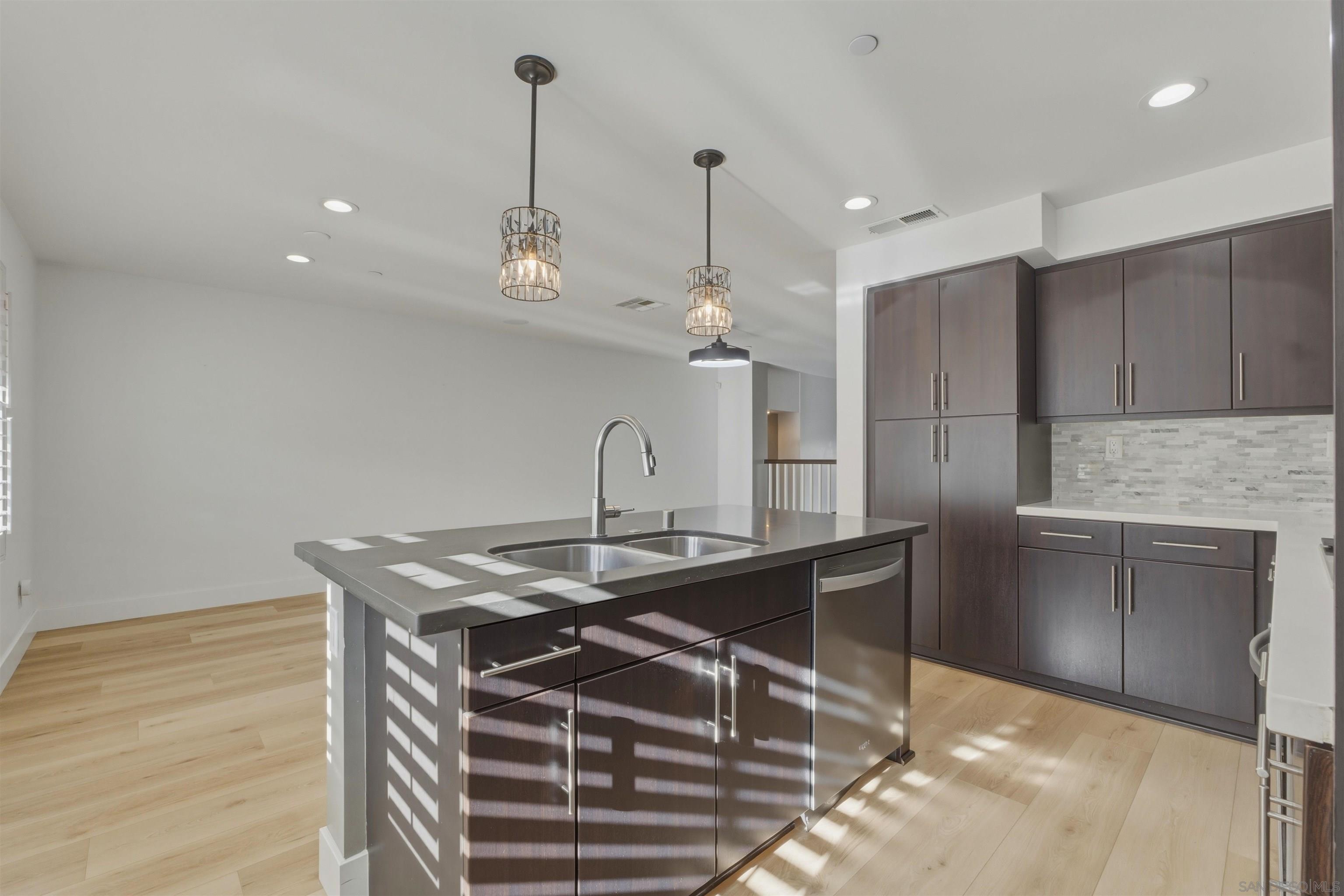 Detail Gallery Image 9 of 34 For 1634  Fairlead Avenue, Carlsbad,  CA 92011 - 3 Beds | 2/1 Baths