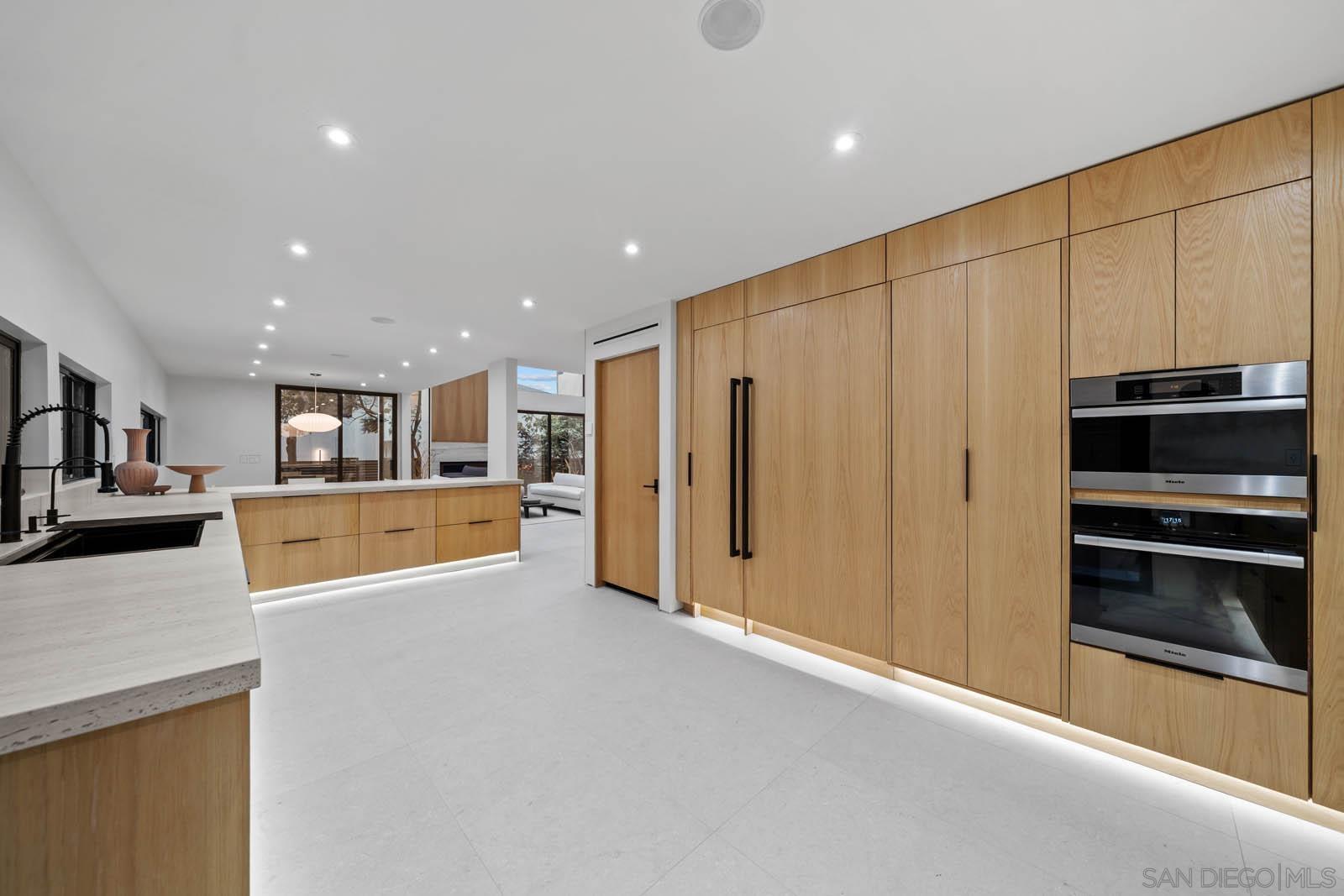 Detail Gallery Image 16 of 75 For 7376  Fay Ave, La Jolla,  CA 92037 - 8 Beds | 5 Baths